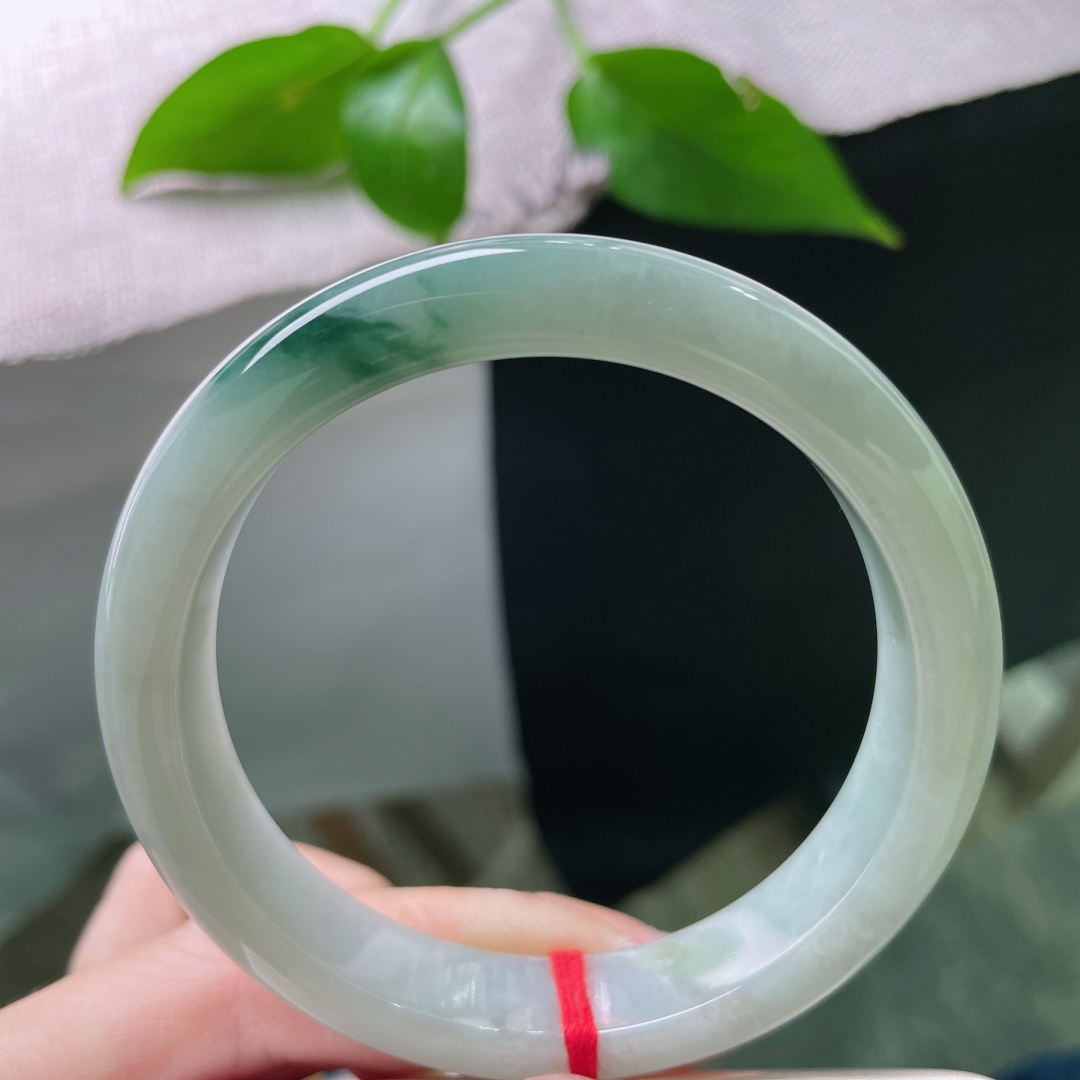 57.1/12.1/7.6，飘花正圈，肉质细腻干净，温润如玉，优雅入骨。一点指甲纹不显，ss4726