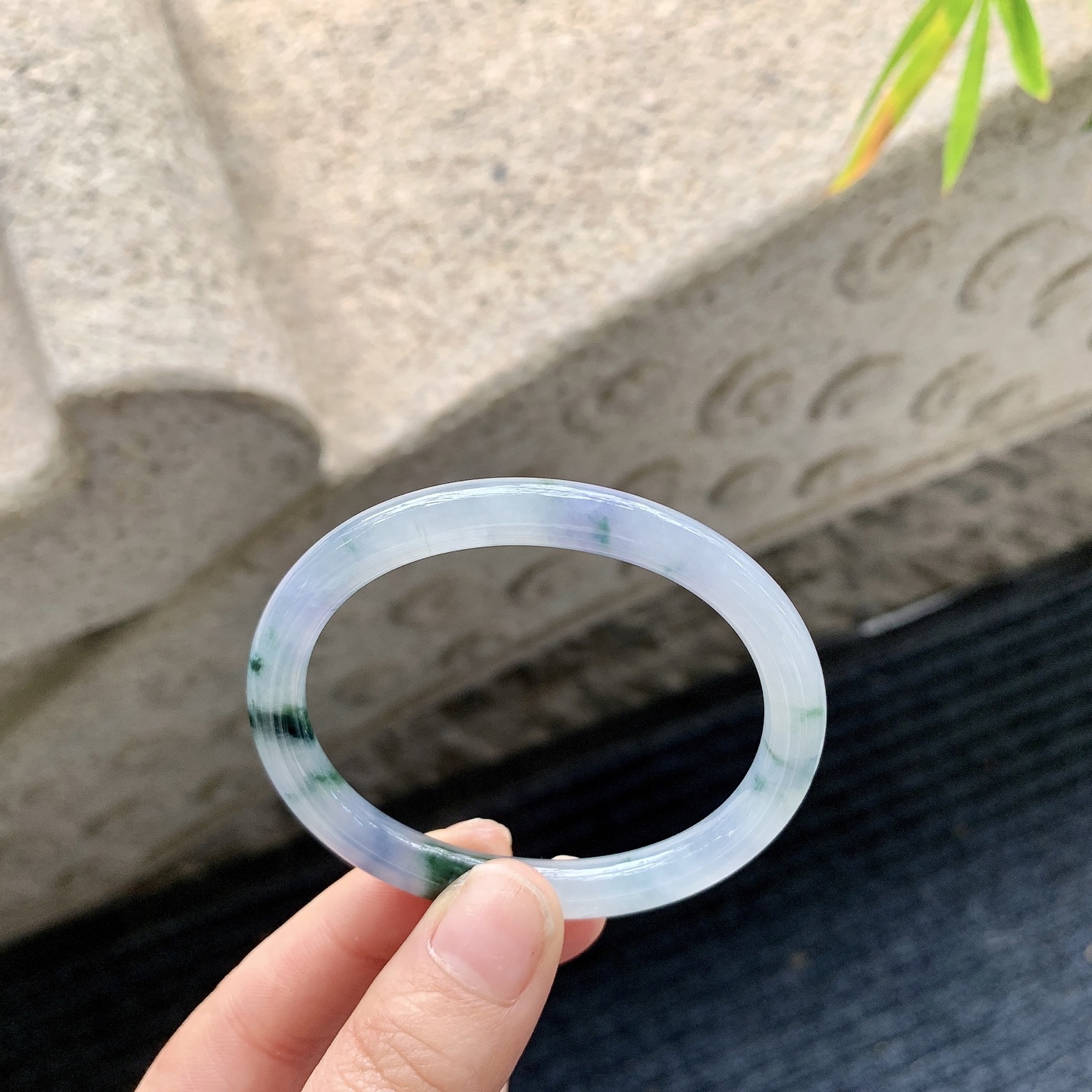 贵妃49 50 【圈口】52.5/44.5/6.7/6.5 【编码】B2041081 【描述】紫罗兰飘花，水润，种老，细腻，打灯有纹线