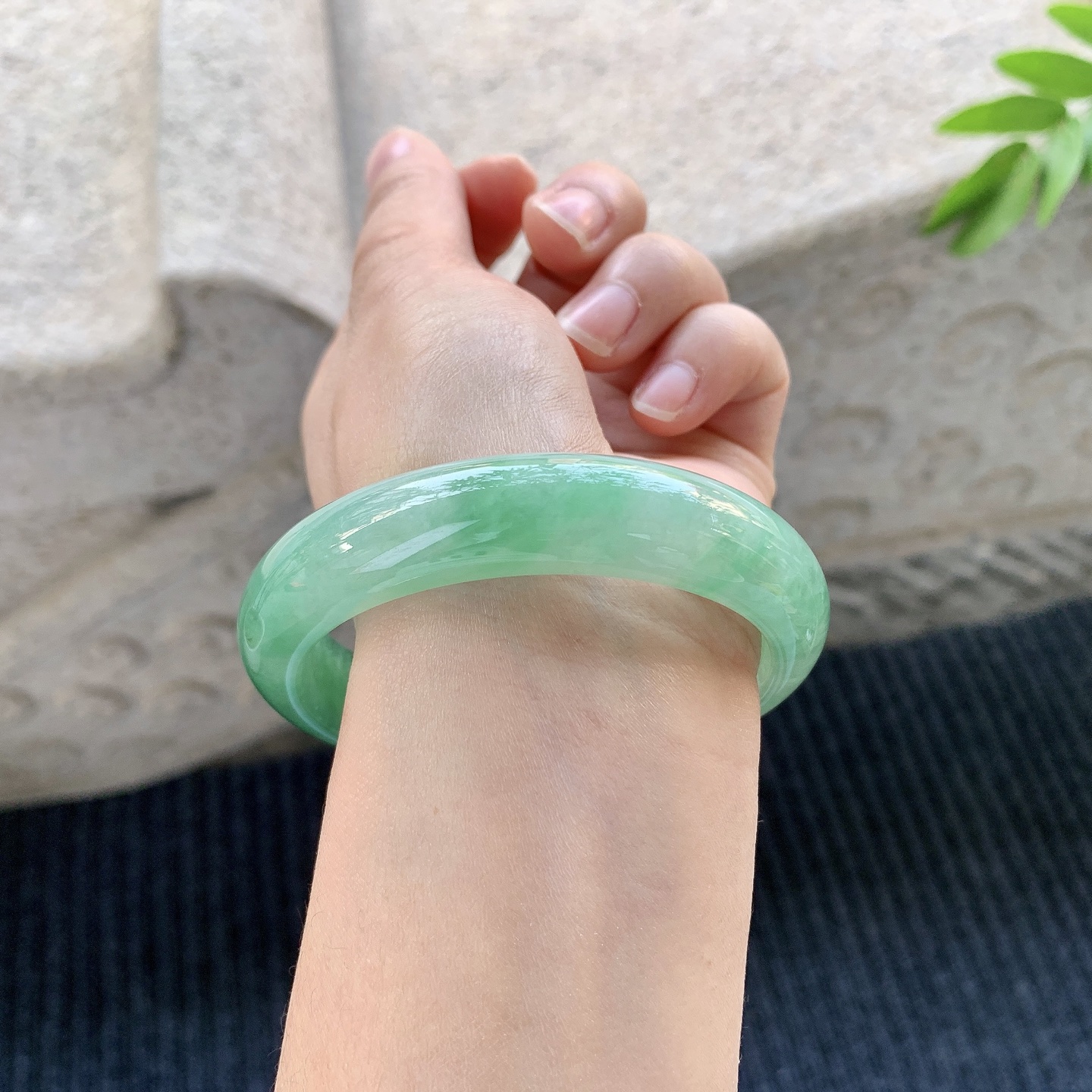 正圈58 59【圈口】59.2/13.8/8.3【万【编码】GF120611【描述】飘绿，水润，种老，细腻，打灯有絮线