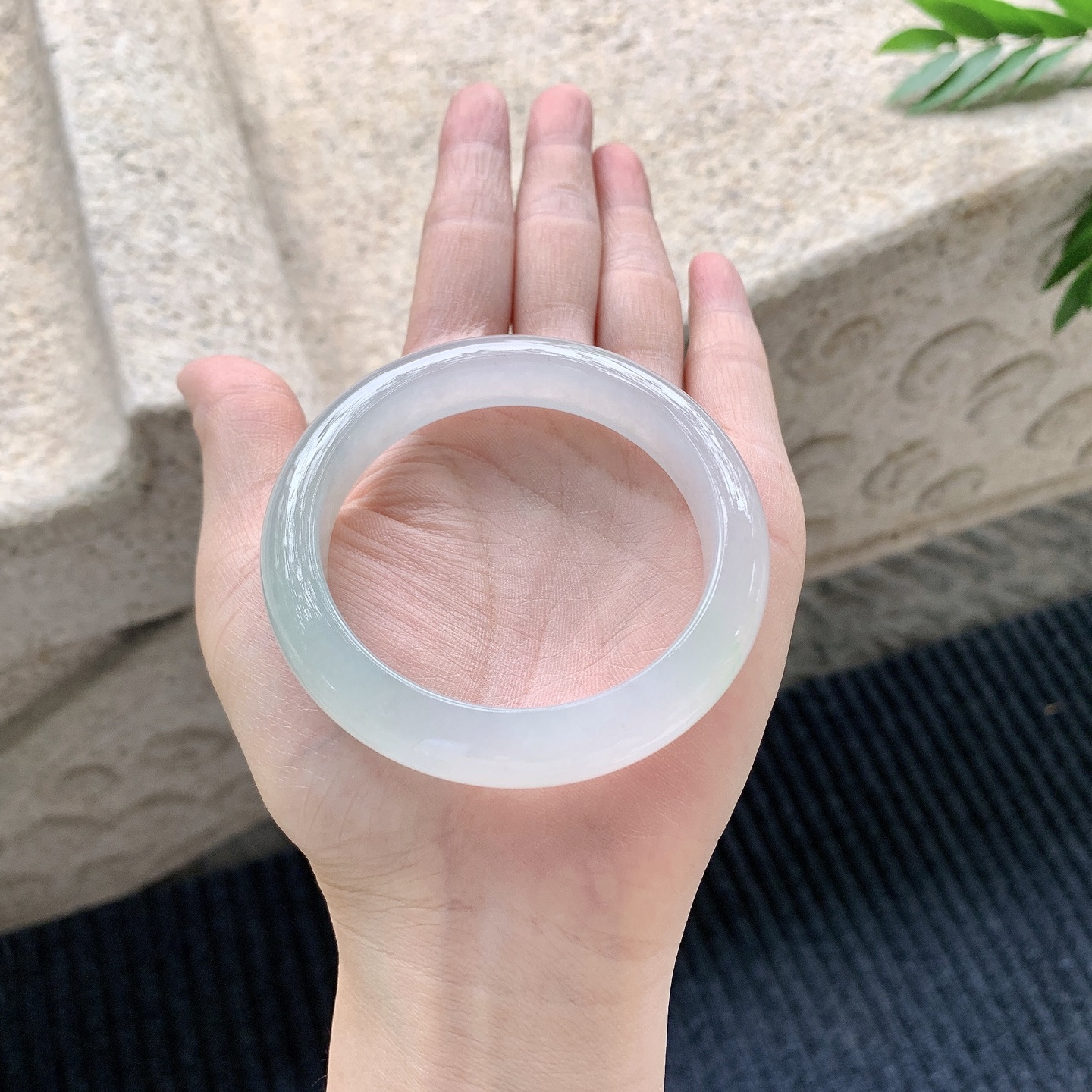 正圈53 54【圈口】54.4/11.4/8.5【编码】C5040945【描述】糯冰飘绿，水润，种老，细腻，打灯有絮线