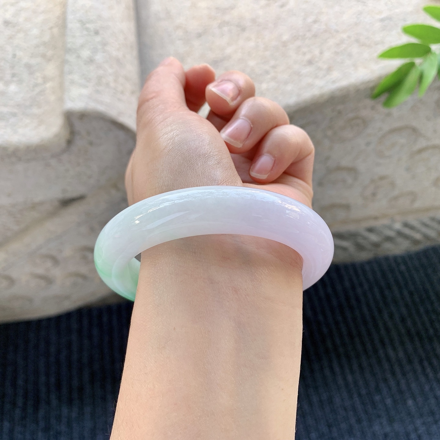 正圈57 58 【圈口】57.8/12.8/10 【编码】BA032960 【描述】糯冰椿彩，水润，种老，细腻，打灯有纹线