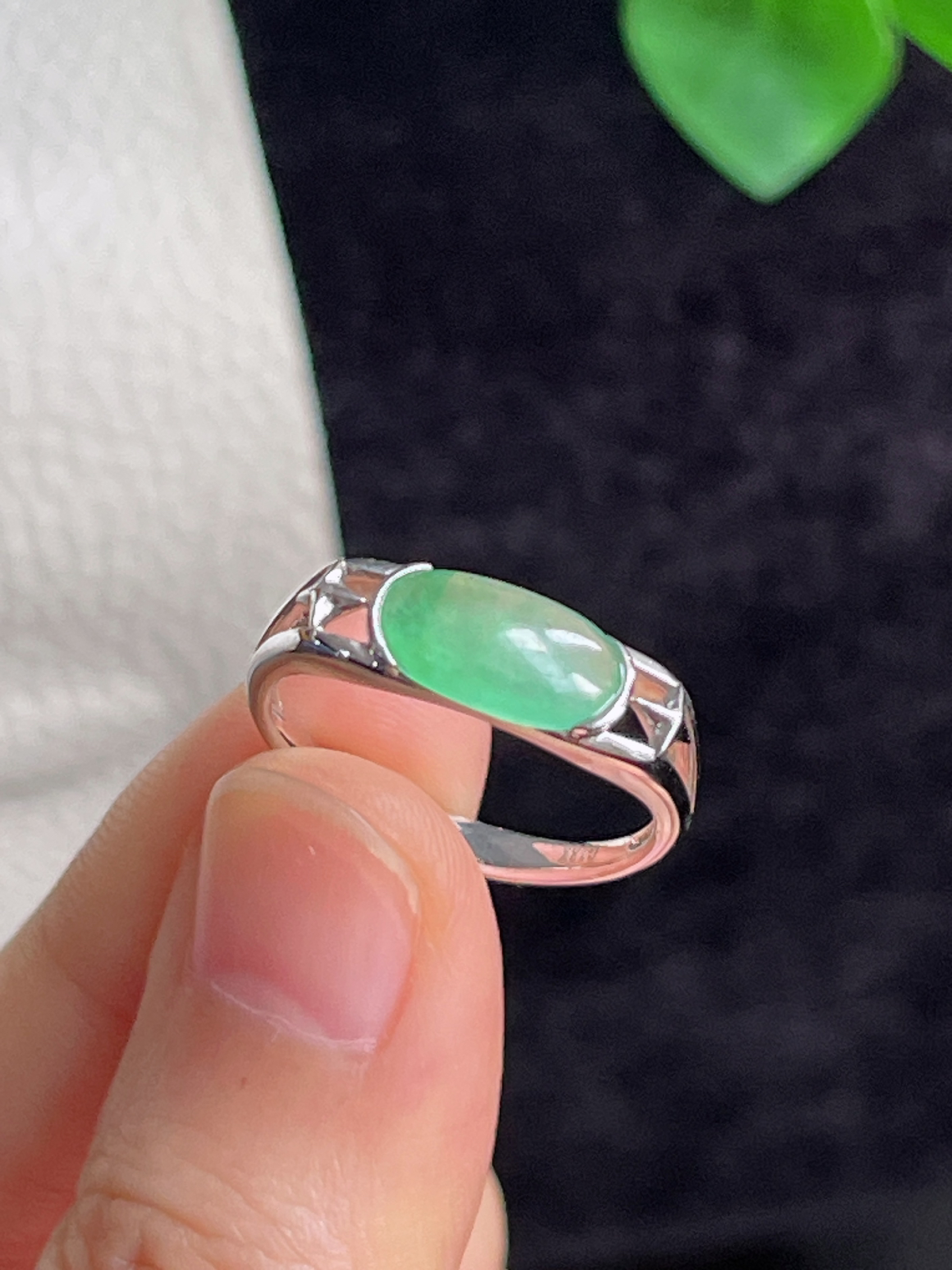 18k金翡翠冰糯种浅绿色戒指