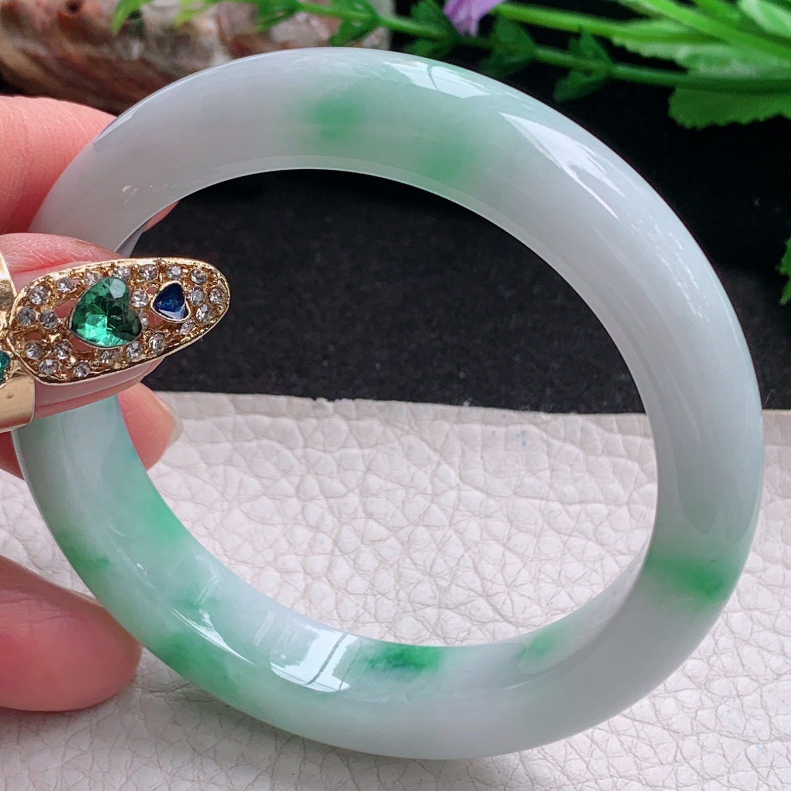 js实拍56*11.7*8.6平安镯 天然缅甸翡翠a货手镯清新飘绿宽边玉镯子