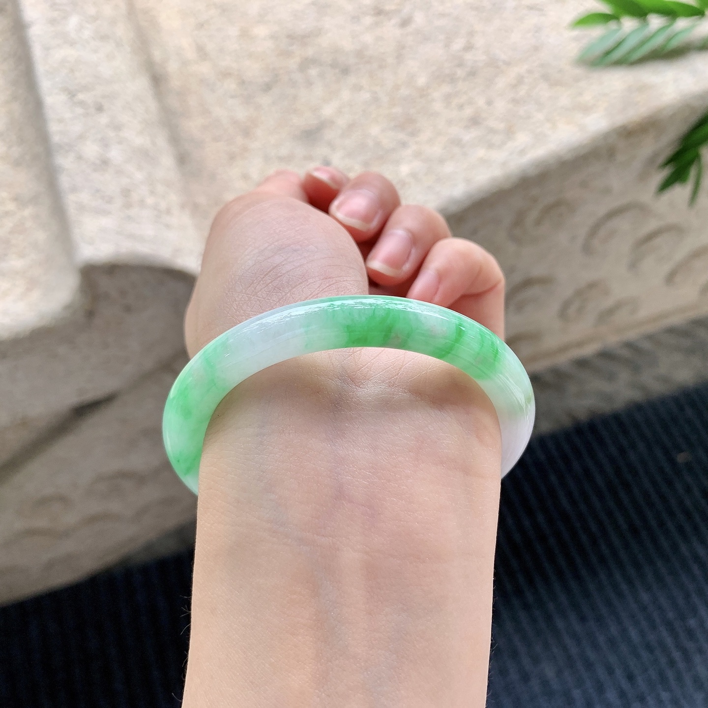 圆条51 52【圈口】52.6/8/8【编码】T6040917【描述】细糯飘阳绿，水润，种老，细腻，打灯有纹线