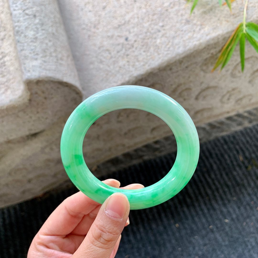 圆条53 54【圈口】54/11.4/11.7【编码】BA040580【描述】阳绿，水润，种老，细腻，有纹线