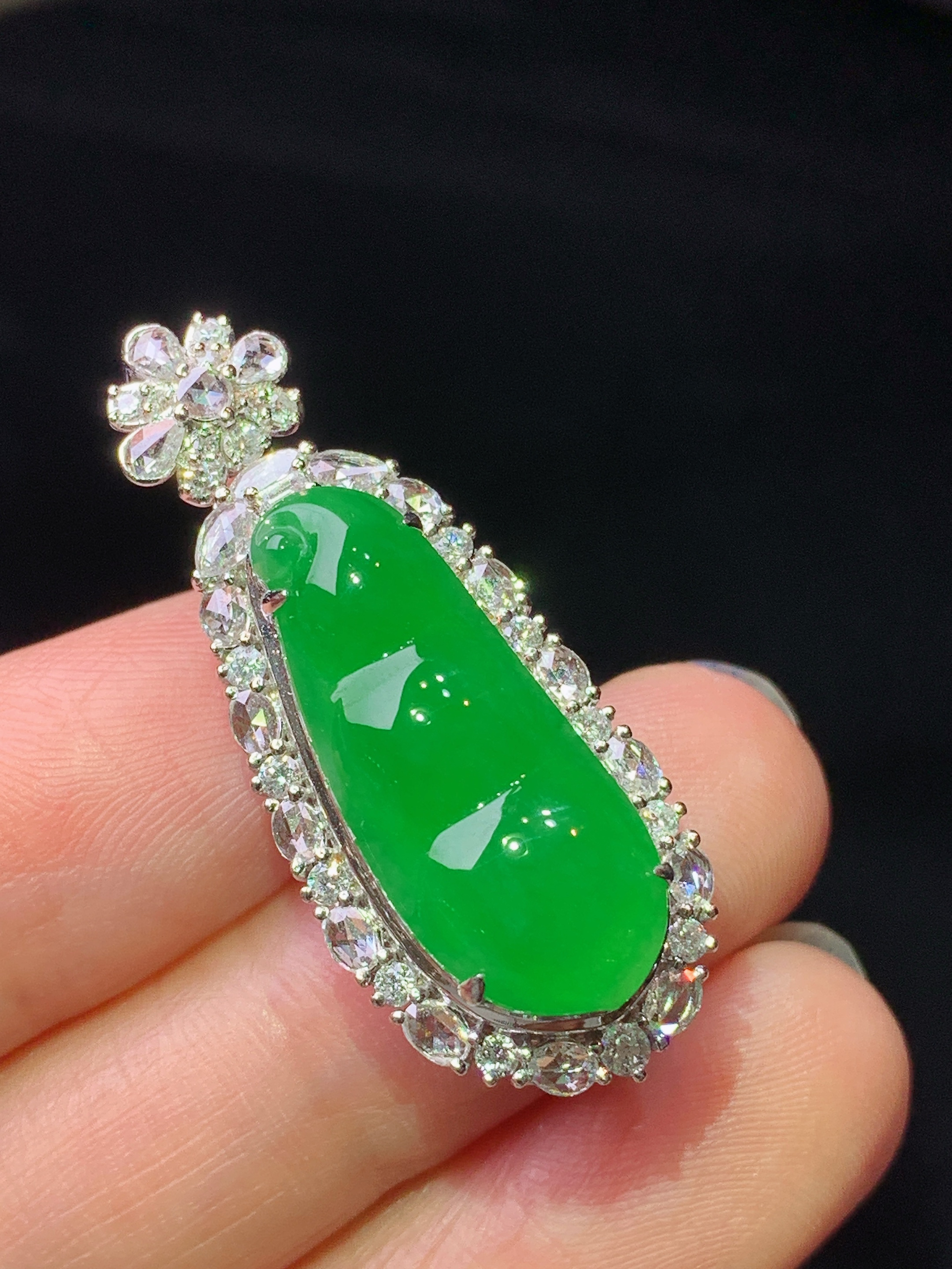 18k金钻镶嵌满绿四季豆吊坠 玉质细腻 色泽艳丽清新 水润亮眼 整体尺寸34.8*14.2*11.5