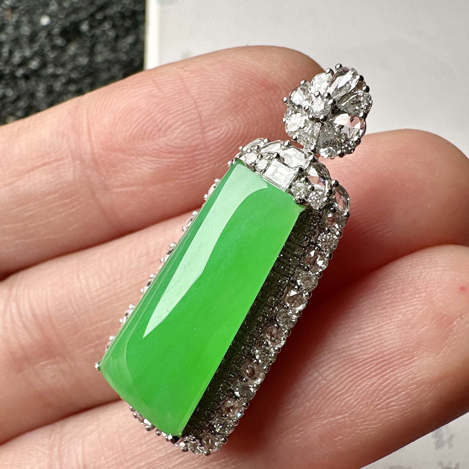 【冰种满绿无事柱吊坠】种水上乘，晶莹剔透，纯净通透，莹光感很强。18k金钻镶嵌，裸石尺寸20.5*9.2*4.2毫米