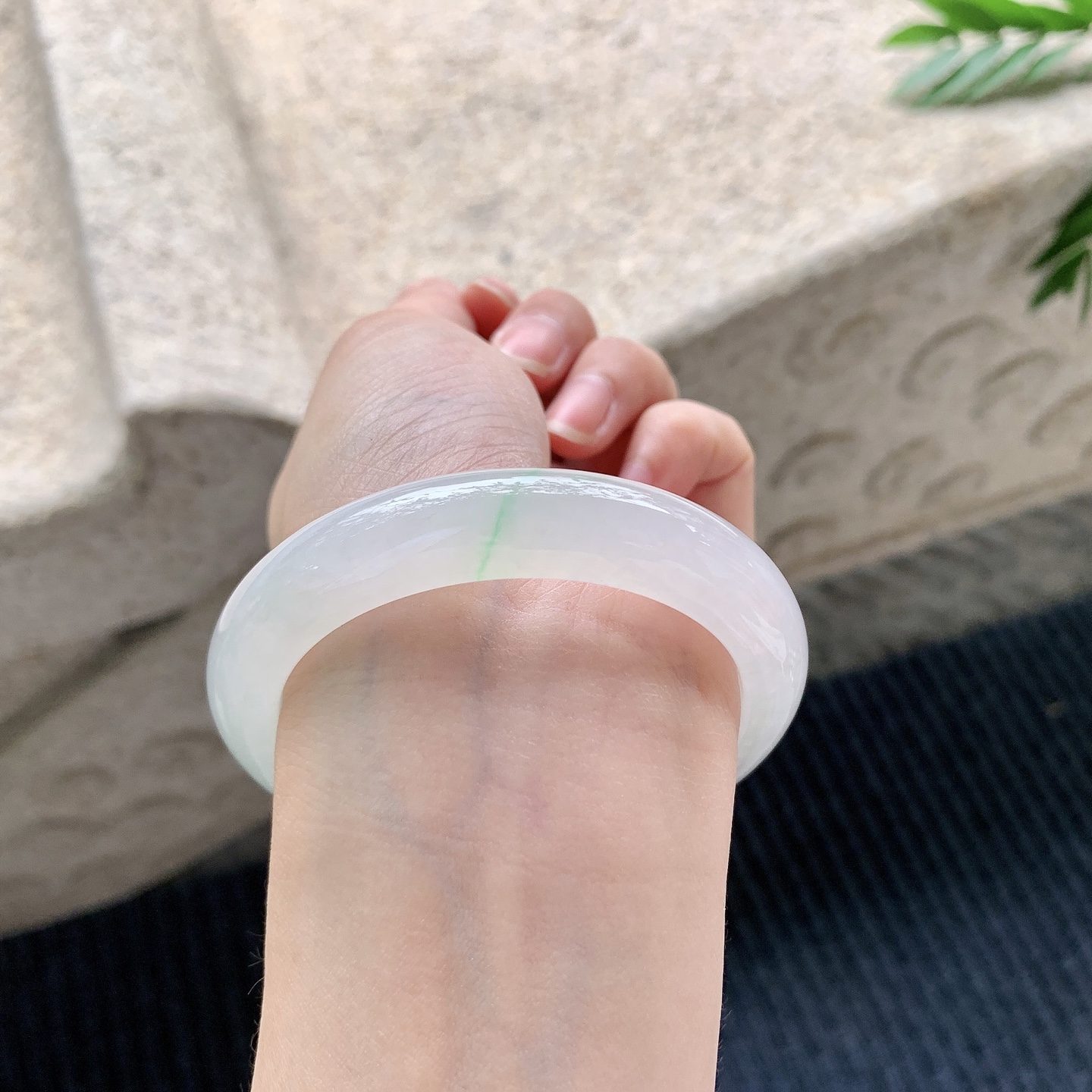 正圈53 54【圈口】54.4/11.4/8.5【编码】C5040945【描述】糯冰飘绿，水润，种老，细腻，打灯有絮线