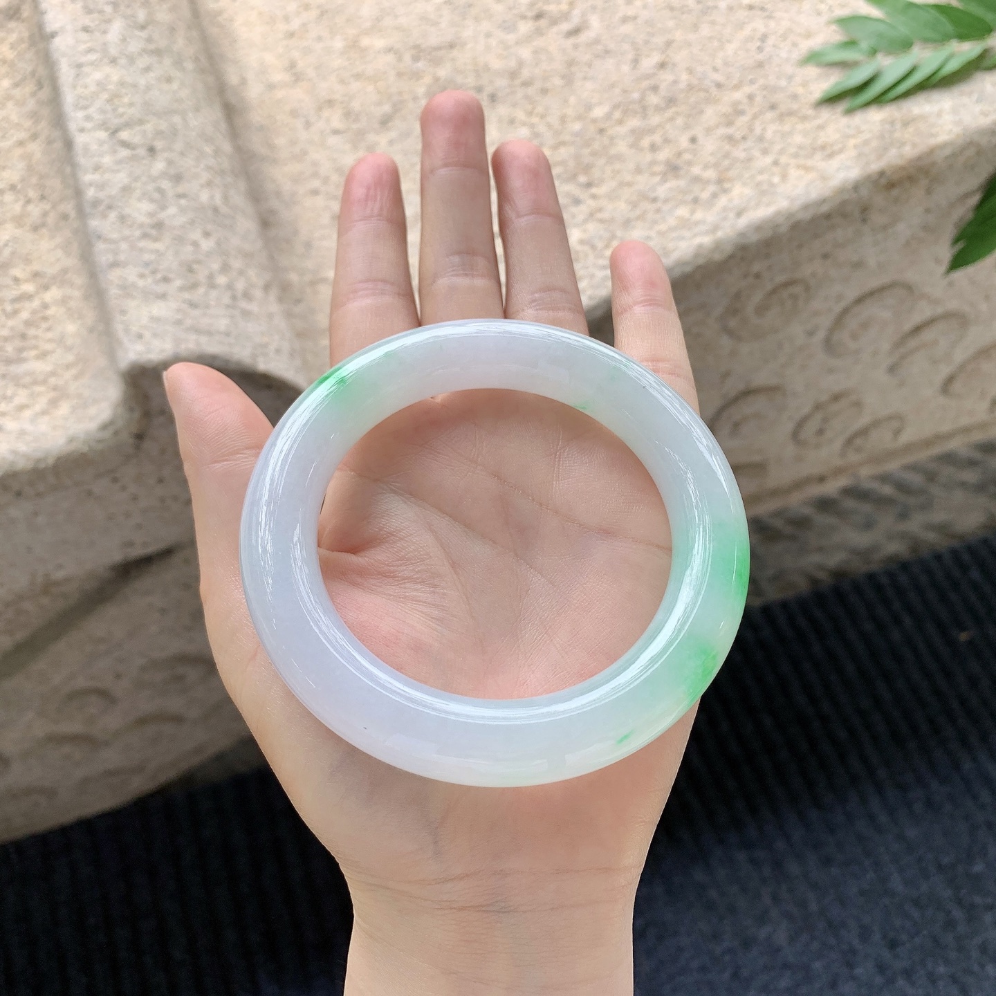 圆条59 60【圈口】60.2/12.3/12.5【编码】BA040907【描述】细糯飘绿，水润，种老，细腻，有纹线