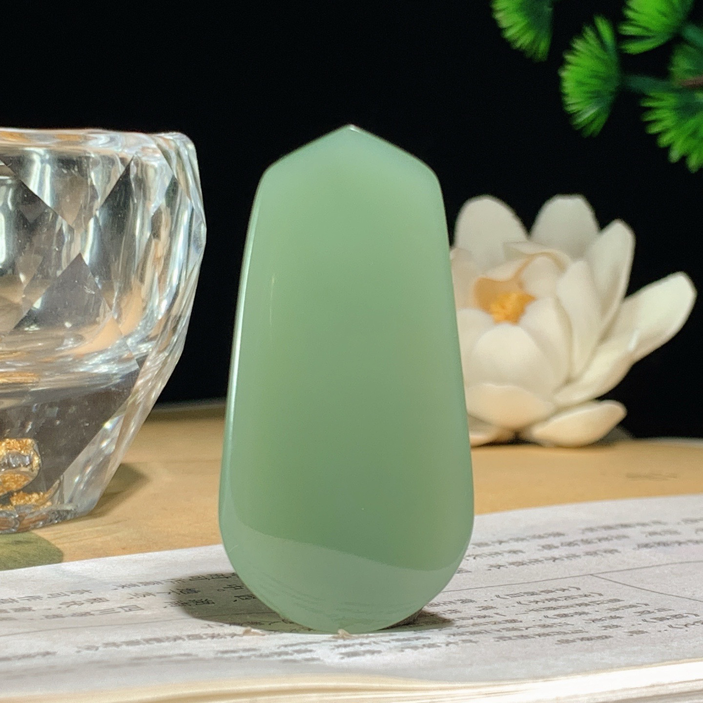 和田玉粉青荧光俄罗斯碧玉平安无事牌挂件 尺寸49/25/9重19克 玉质细腻油润 底色纯净 脂粉好，品质好。lt260407