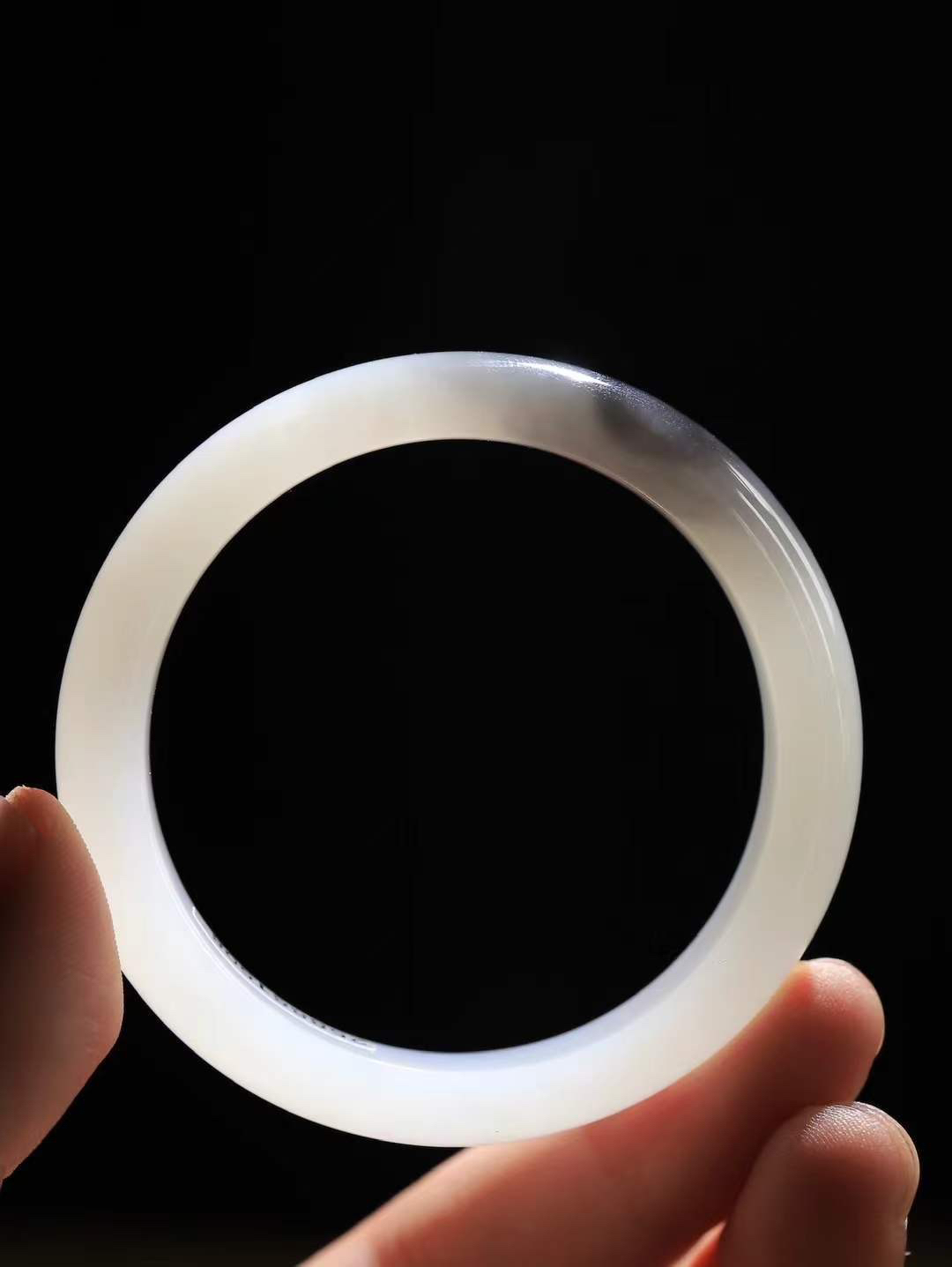 【腕间柔情.手镯】   

精品和田玉白玉烟紫双色手镯 玉质温润细腻 油性十足 古朴秀雅 轻抚岁月的栏杆软香温玉，腕间玉镯轻轻晃动，令人情动心间，撷一缕月末的芬芳，把心思铺陈，时光静美，惟有你最温柔。重41克   尺寸50.5-12.3-7.7mm  4640755A