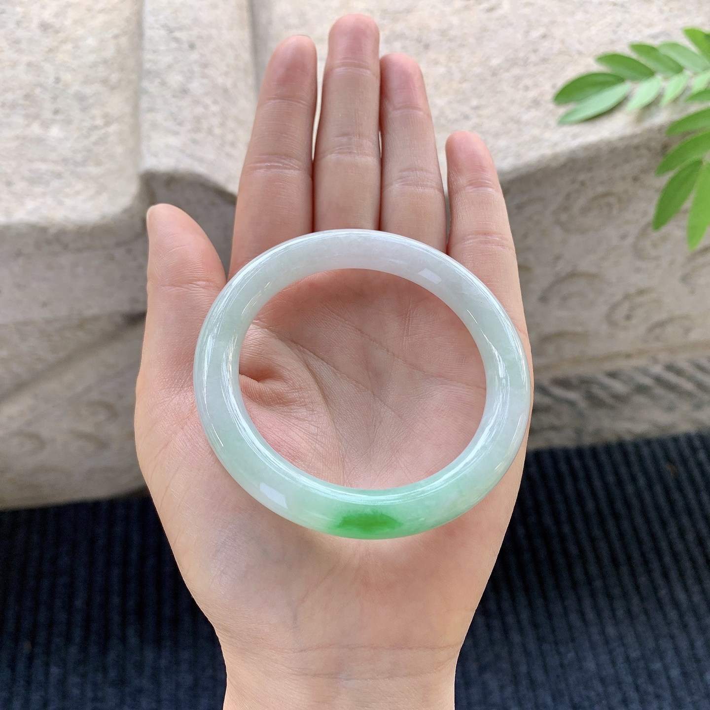 圆条51 52 【圈口】52.2/8.8/9 【编码】FL031260 【描述】飘绿，水润，种老，细