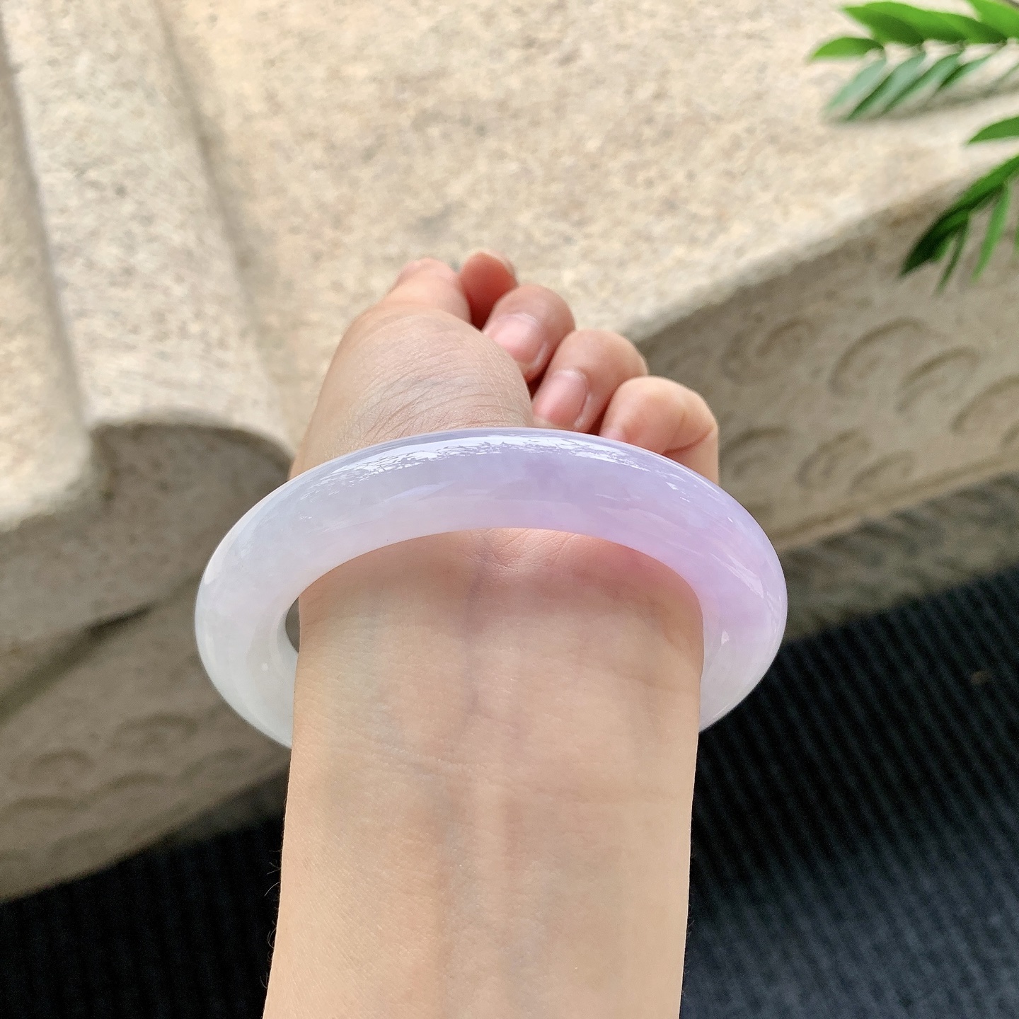 圆条57 58【圈口】58.7/12/11.8【编码】BA040909【描述】糯冰艳紫，水润，种老，细腻，有纹线