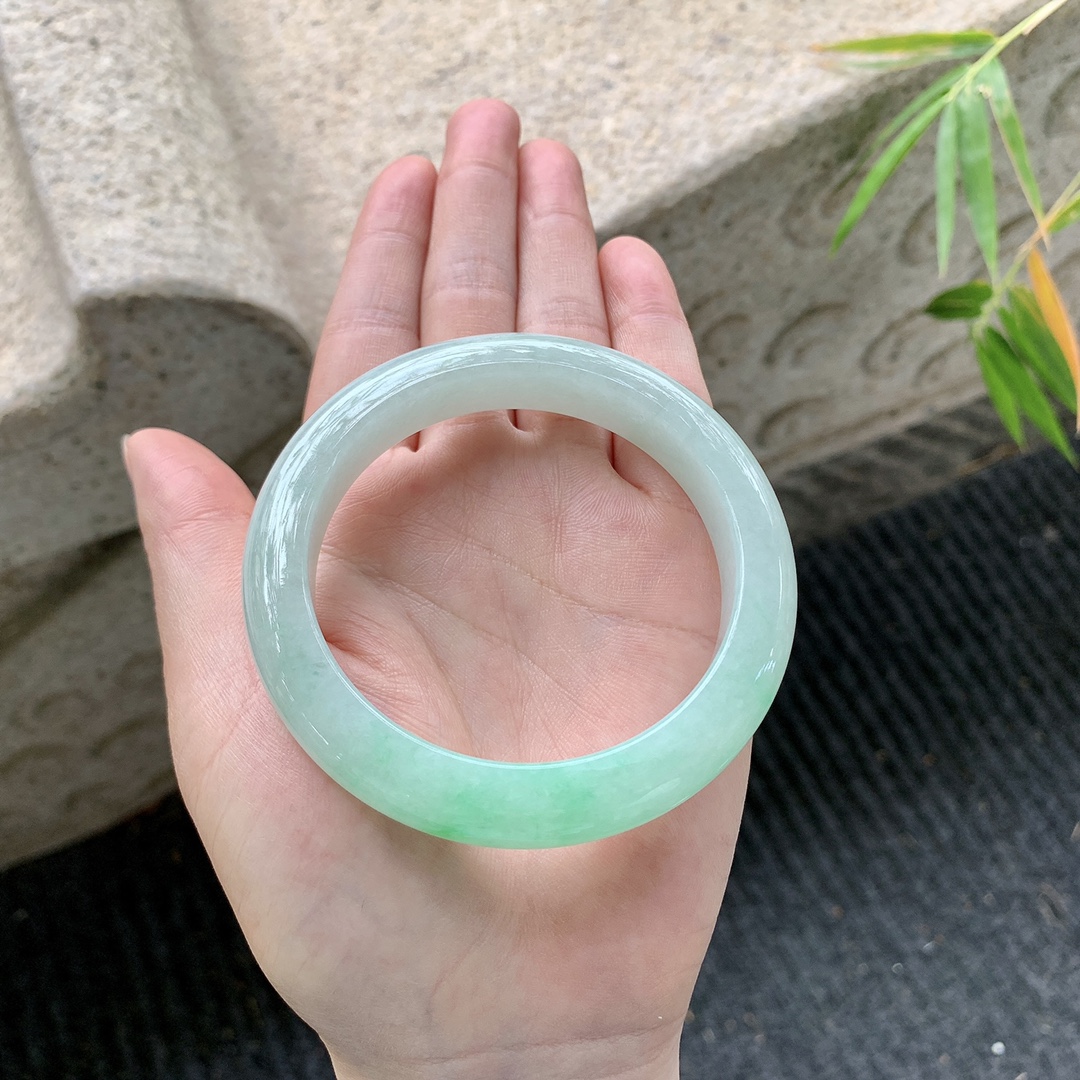 正圈56 57 【圈口】57.6/11.8/9.2 【编码】GL101667 【描述】飘绿，水润，种老，细腻，有棉纹