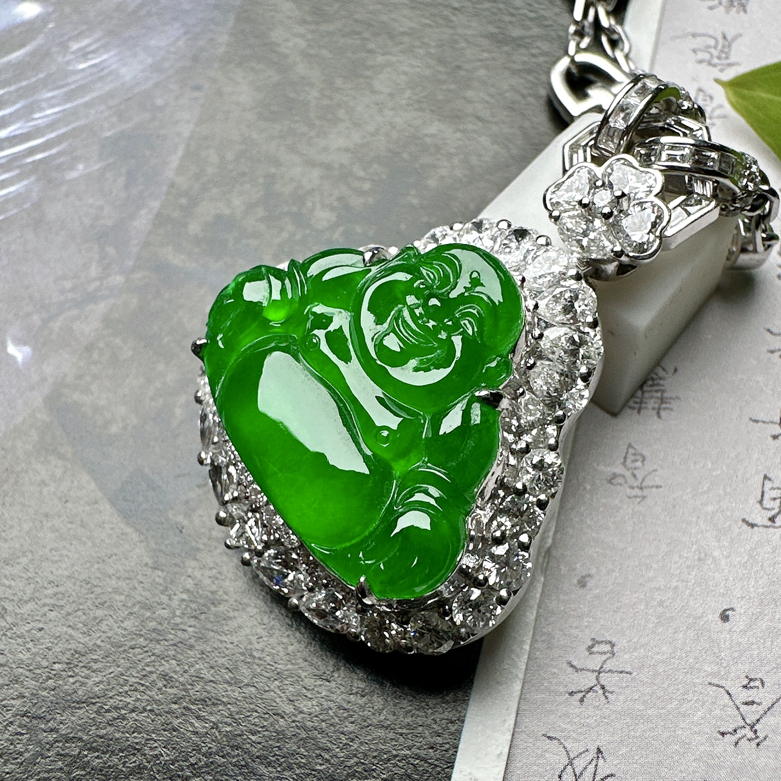 【冰种满绿佛公吊坠】浓绿色泽，种水上乘，晶莹剔透，纯净通透，莹光感很强。18k金钻镶嵌，裸石尺寸16.4*20.2*4毫米