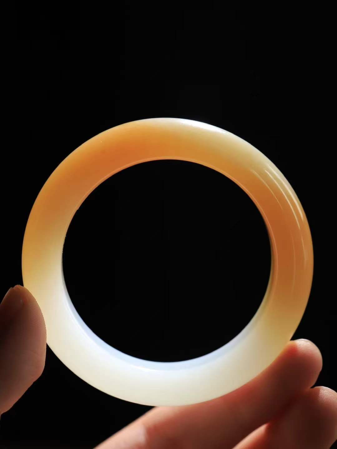 【暖玉生香·手镯】

精品和田玉糖白玉手镯，质地油润细腻，色泽高贵典雅，镯型古朴典雅。在诗情画意的雨巷相遇，你是我腕间的一抹风情，有你眸有深情，清风荡漾湖间静水，我愿俯身低眉，在烟波涟漪处，寻你深情倩影。内径50.5mm尺寸14.2-9.8mm重63.7克  6940758A