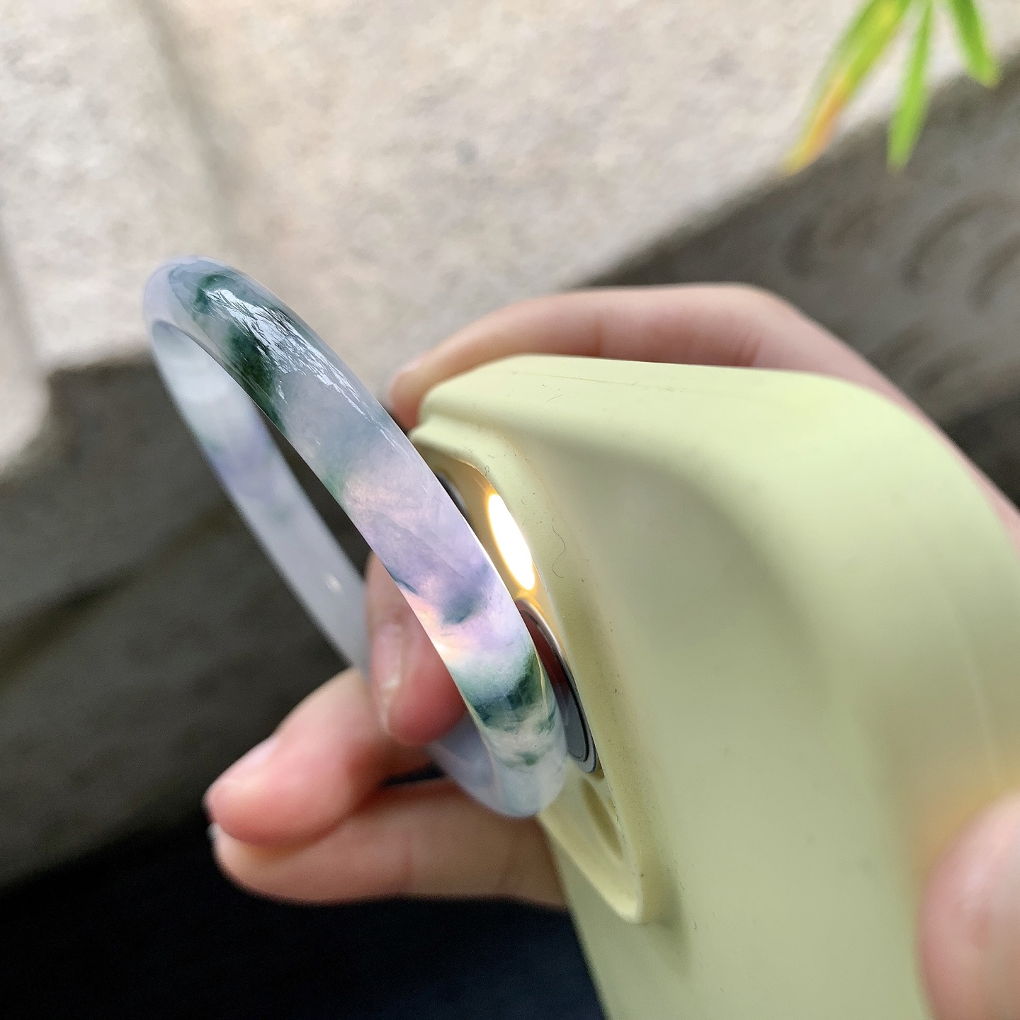 贵妃49 50 【圈口】52.5/44.5/6.7/6.5 【编码】B2041081 【描述】紫罗兰飘花，水润，种老，细腻，打灯有纹线