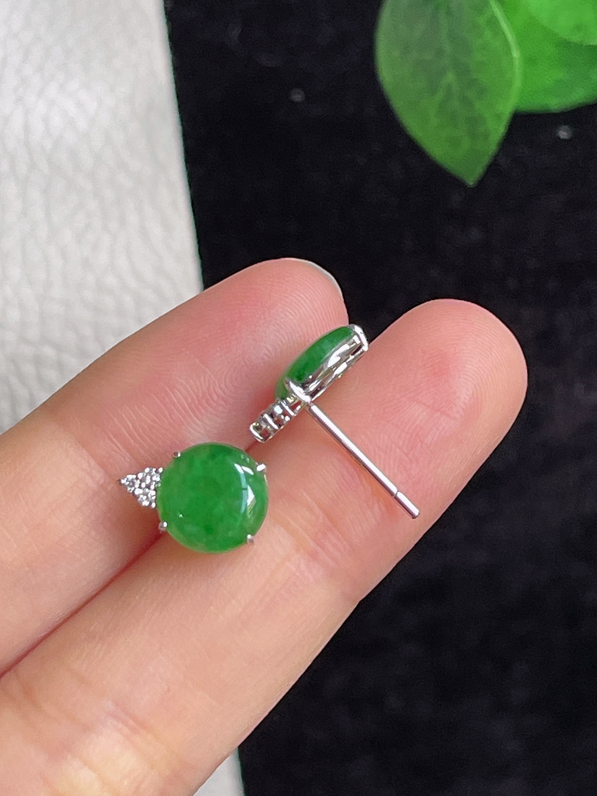 18k金翡翠冰糯满绿耳钉