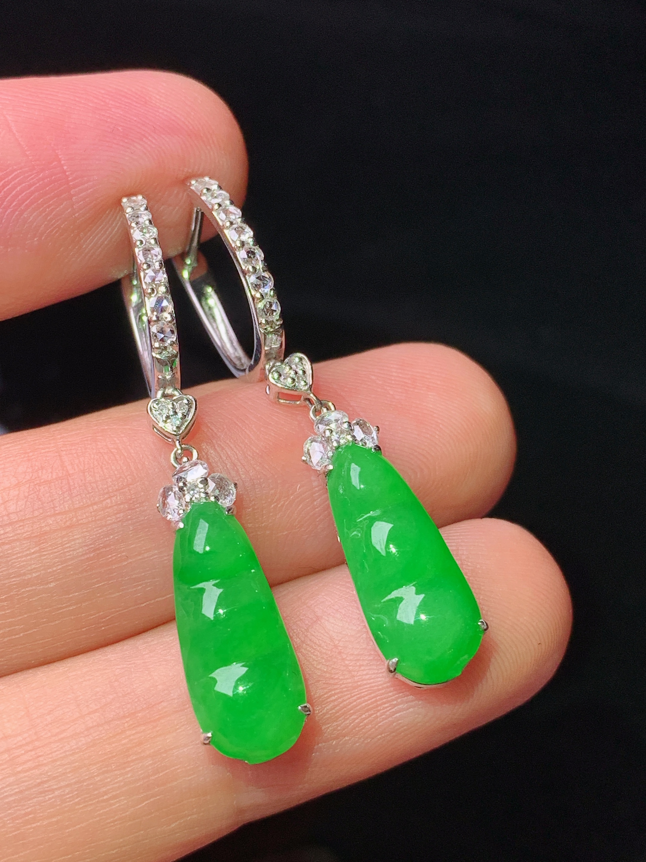 18k金钻镶嵌满绿四季豆耳坠 玉质细腻 色泽艳丽清新 水润亮眼 整体尺寸36.5*6.5*5.6c2