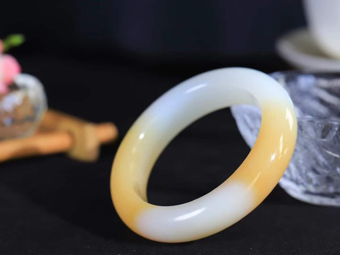 【暖玉生香·手镯】

精品和田玉糖白玉手镯，质地油润细腻，色泽高贵典雅，镯型古朴典雅。在诗情画意的雨巷相遇，你是我腕间的一抹风情，有你眸有深情，清风荡漾湖间静水，我愿俯身低眉，在烟波涟漪处，寻你深情倩影。内径50.5mm尺寸14.2-9.8mm重63.7克  6940758A