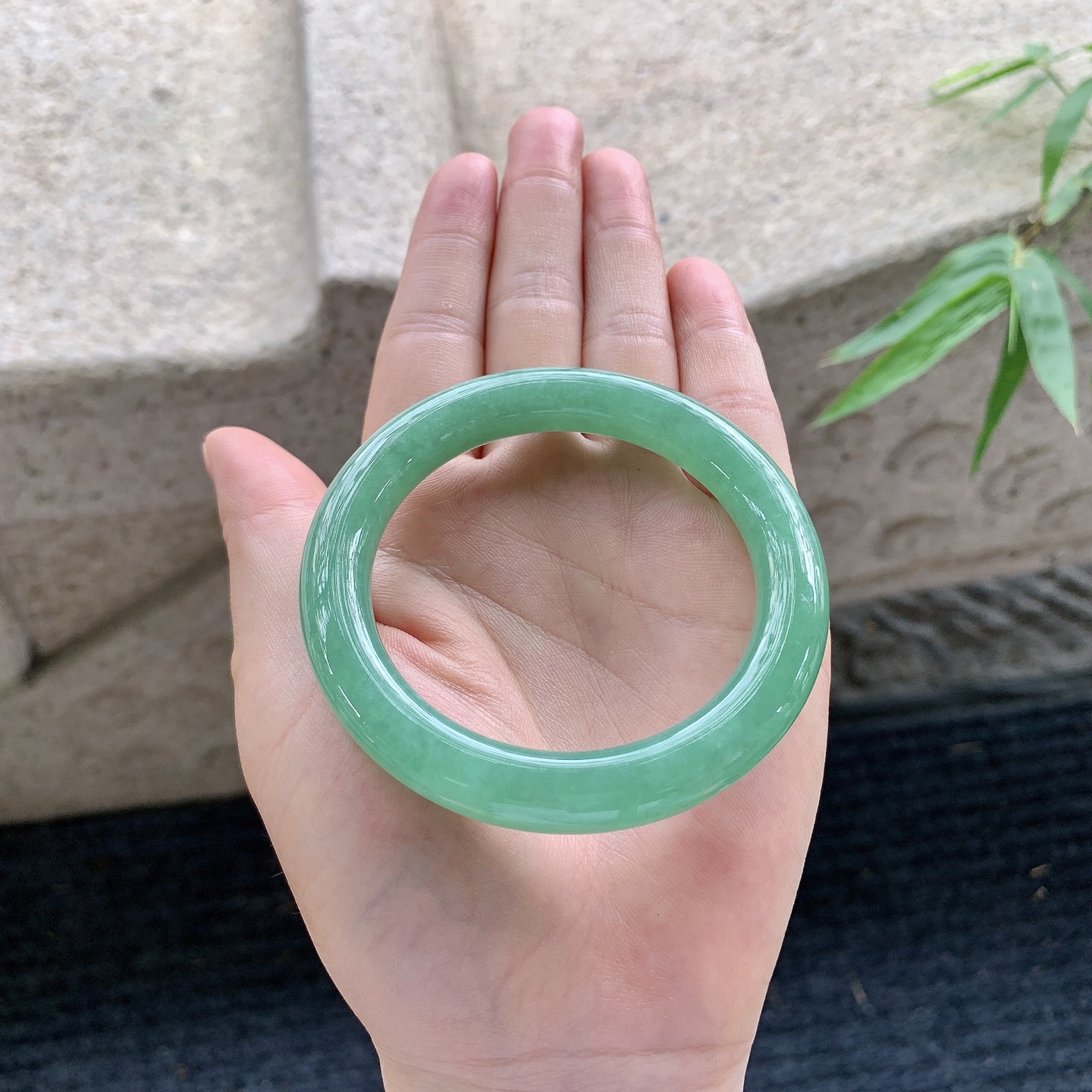 圆条51 52【圈口】52.8/9.8/9.7【编码】FL040367【描述】满绿，水润，种老，有纹线