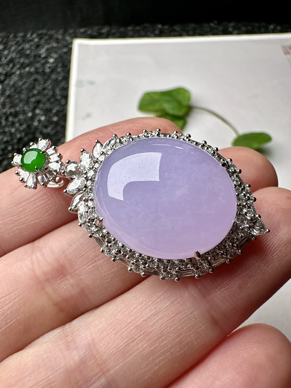 【冰种粉紫蛋面吊坠】质地细腻，饱满度很好，晶莹剔透，18k金钻镶嵌，裸石尺寸20.3*17.1*6.8毫米