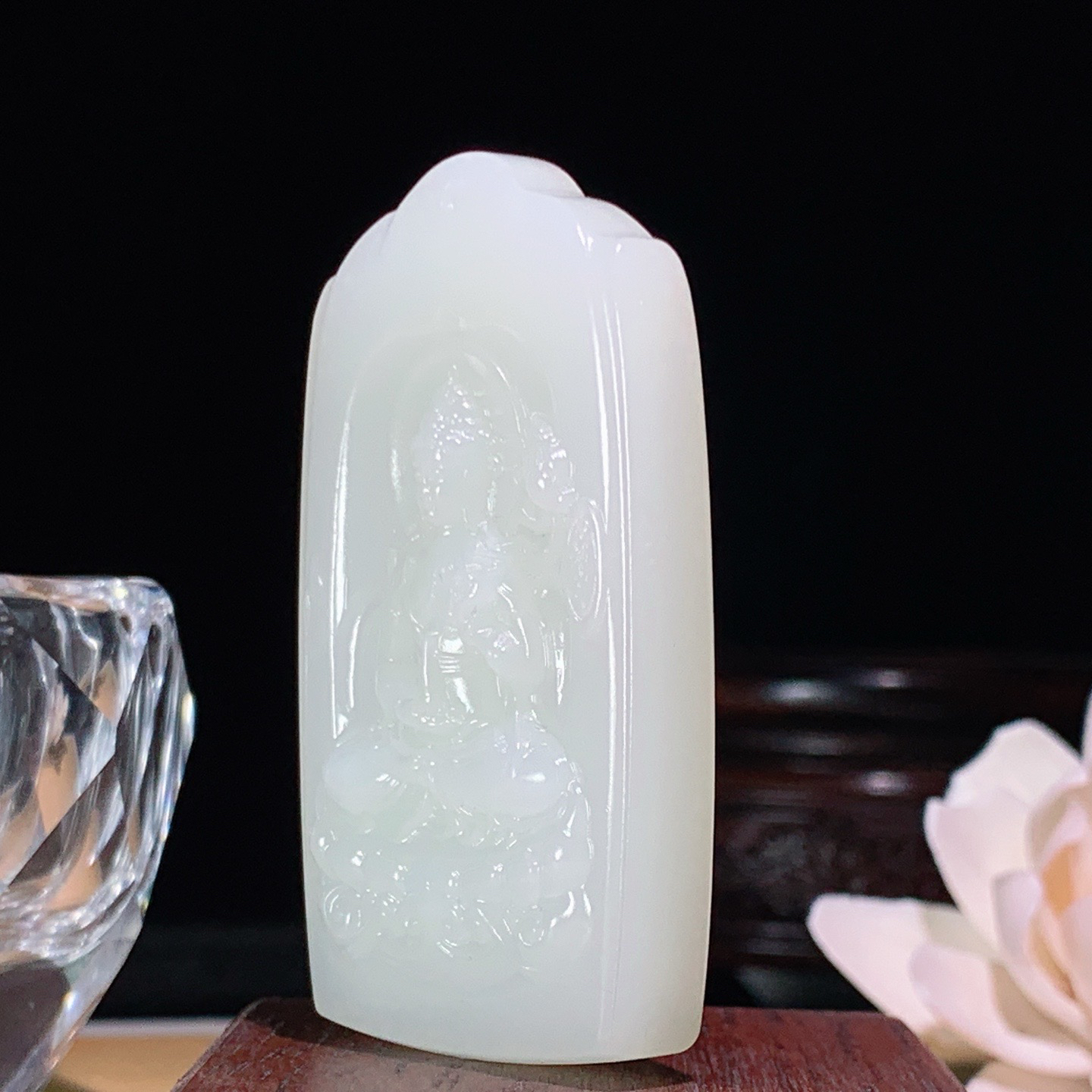 新疆和田玉羊脂白玉座莲挂件。尺寸61/34/12重50.5克 玉质细腻油润 底色纯净 脂粉好，品质好