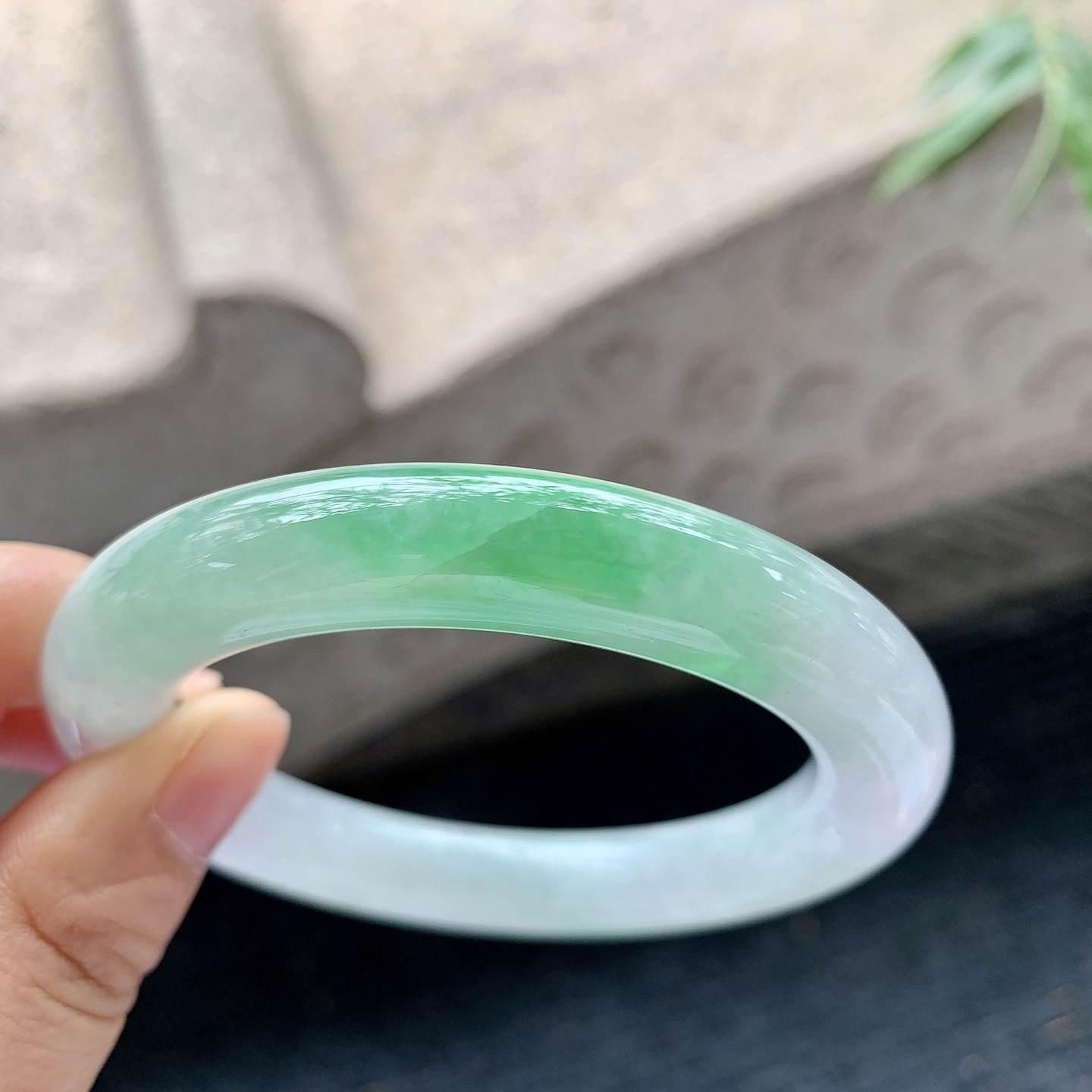 圆条55 56 【圈口】56.6/10.7/11.2 【编码】BA032561 【描述】春彩，飘绿，水润，种老，有纹线