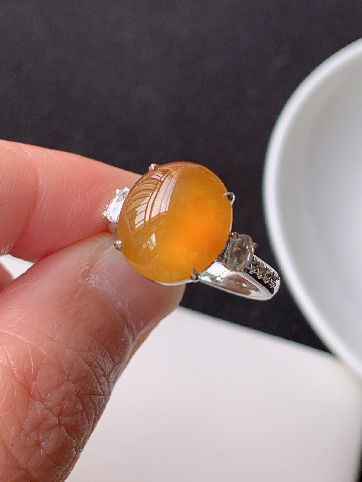 【18k镶嵌冰黄戒指】
裸石尺寸：  12.2/10.7/9.7圈口14