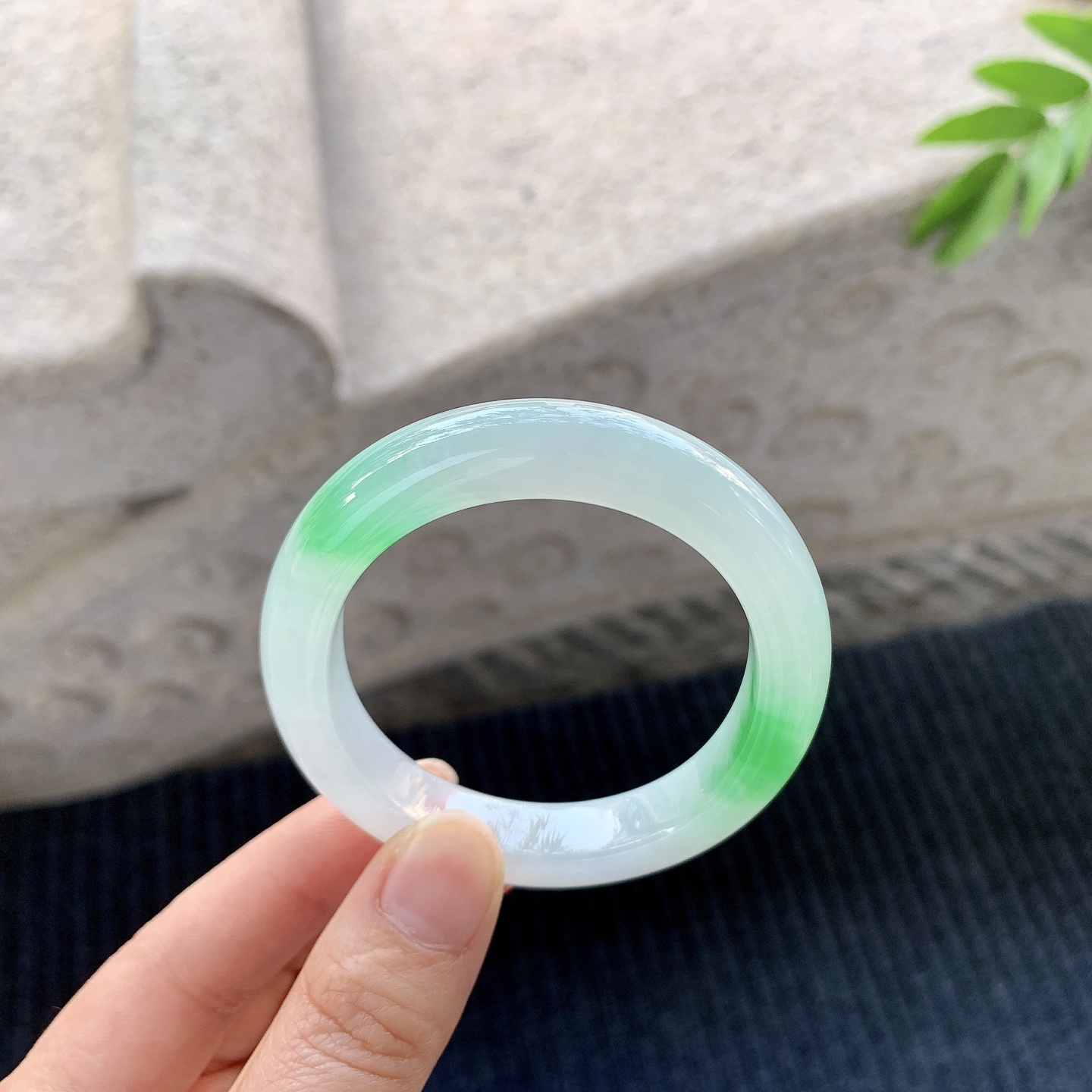 贵妃52 53【圈口】53.3/46.8/10/8.1【】喜询【编码】LZ011958【描述】冰糯飘阳绿，水润，种老，细腻，无纹裂