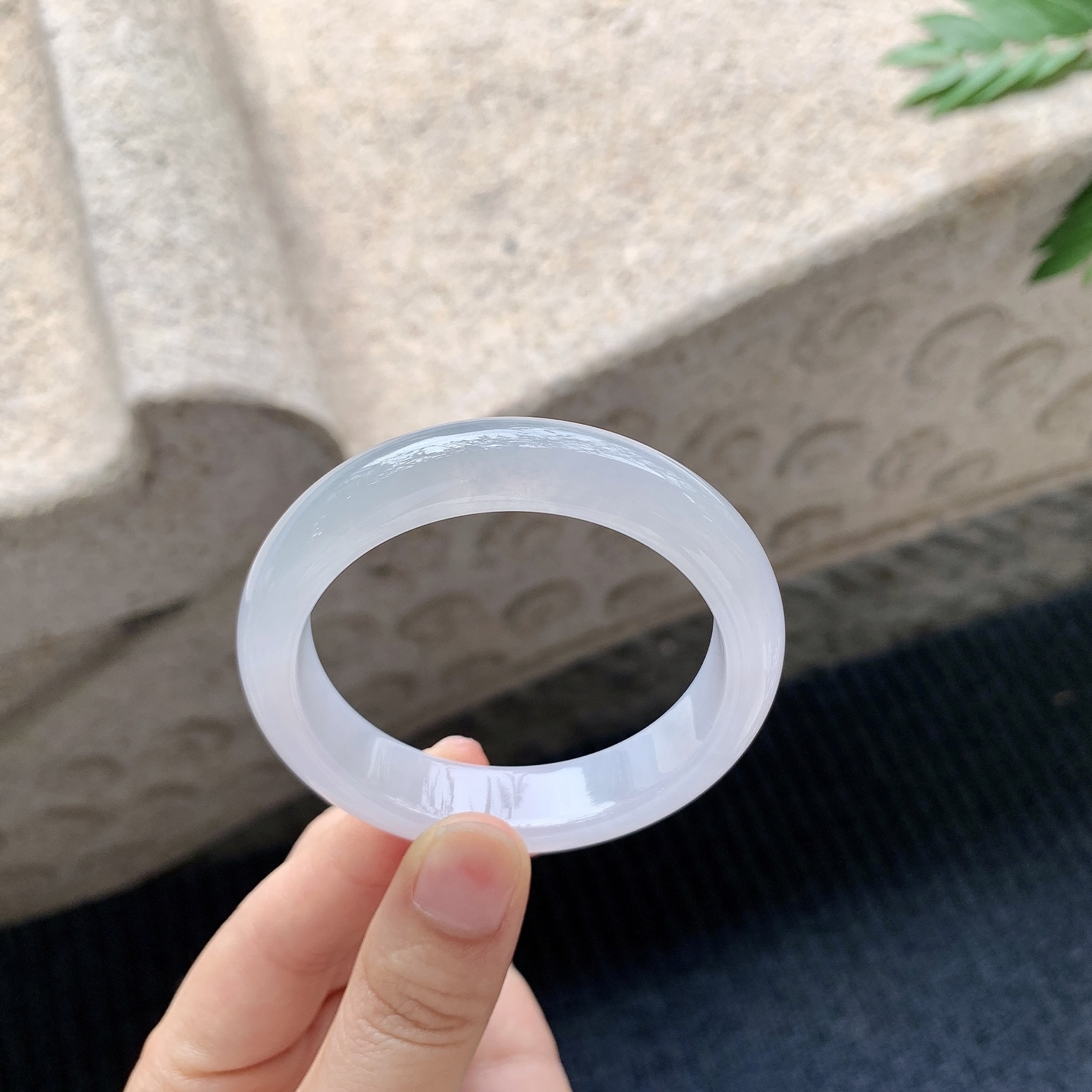 正圈49 50【圈口】50/12.3/8【编码】DW040903【描述】糯冰底色，水润，种老，细腻，打灯有絮线