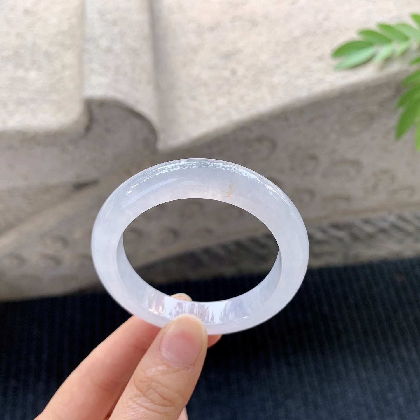 贵妃52 53 【圈口】53.5/47/10.3/8.2 【编码】BA031277 【描述】糯冰底色，水润，种老，细腻，打灯有絮线