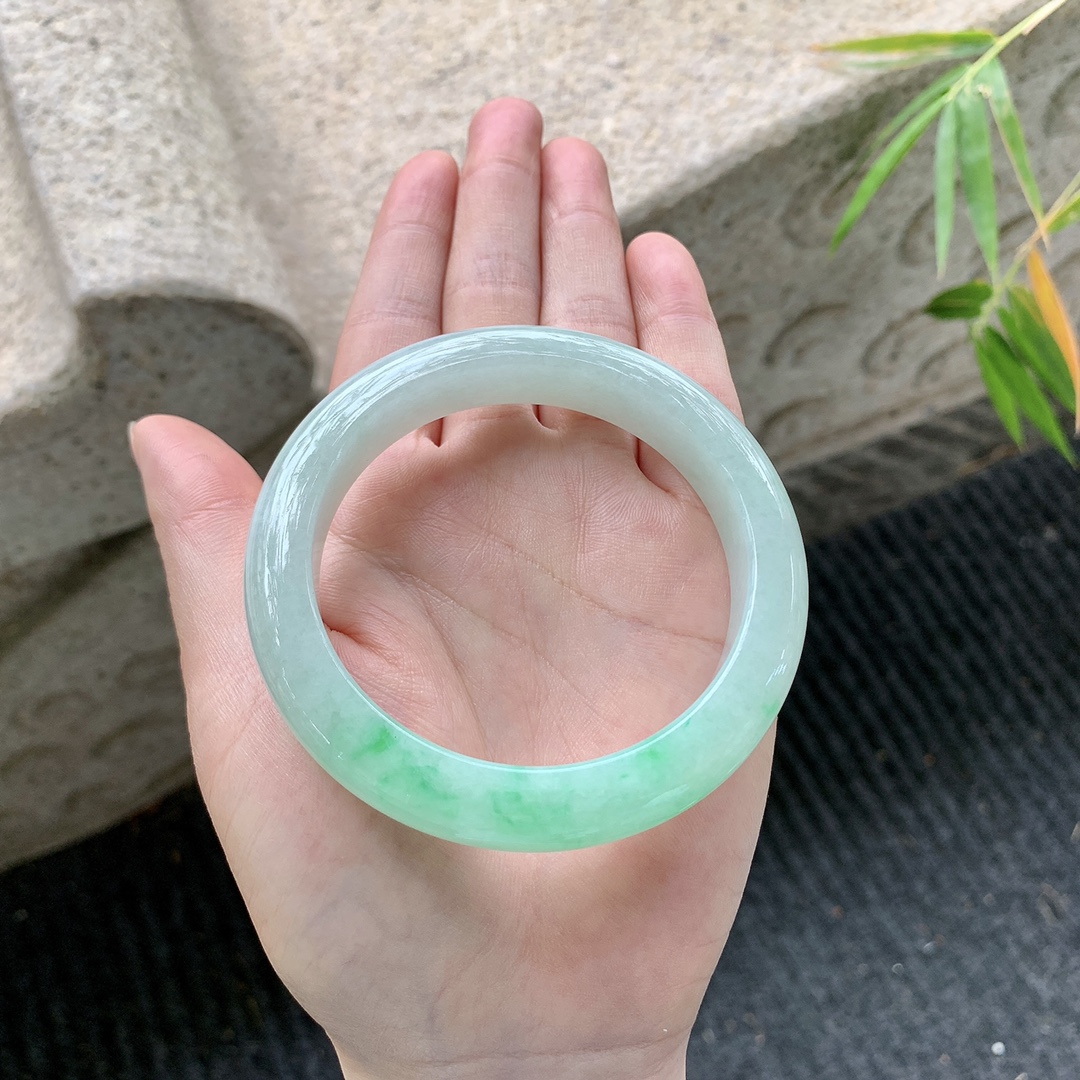 正圈56 57 【圈口】57.6/11.8/9.2 【编码】GL101667 【描述】飘绿，水润，种