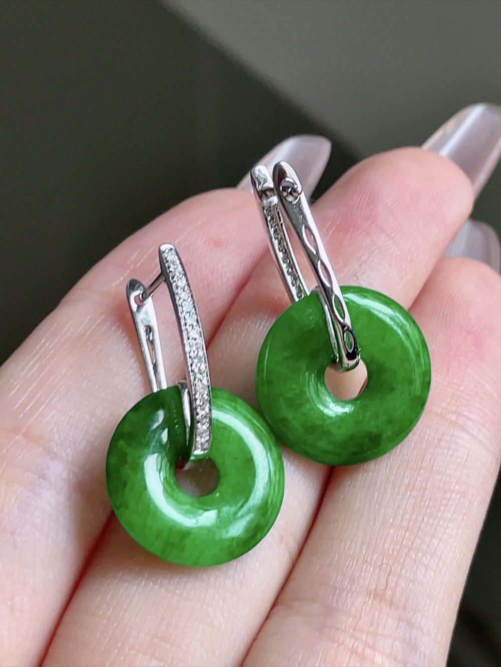 ️ 满绿甜甜圈耳坠 
色泽浓郁 种老水润 18k金镶嵌
尺寸25.5/15.6/2.8