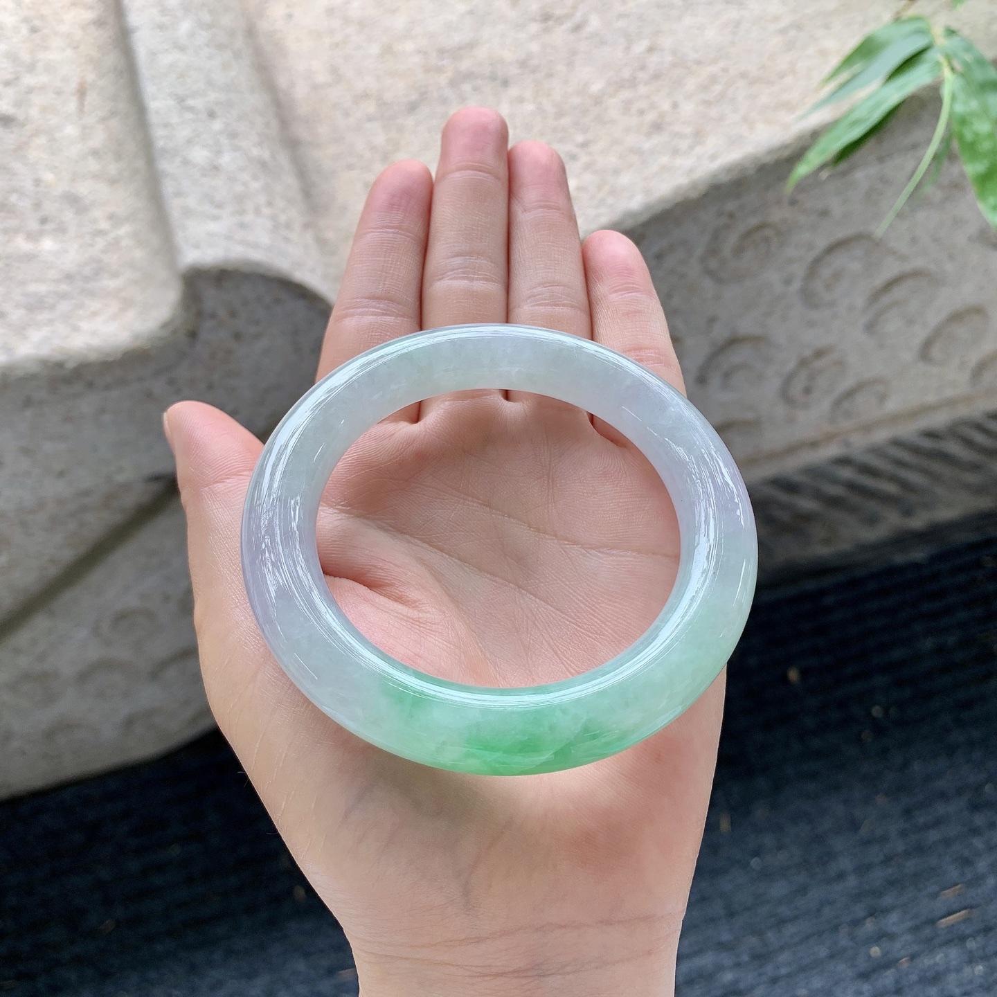 圆条55 56 【圈口】56.6/10.7/11.2 【编码】BA032561 【描述】春彩，飘绿，水润，种老，有纹线