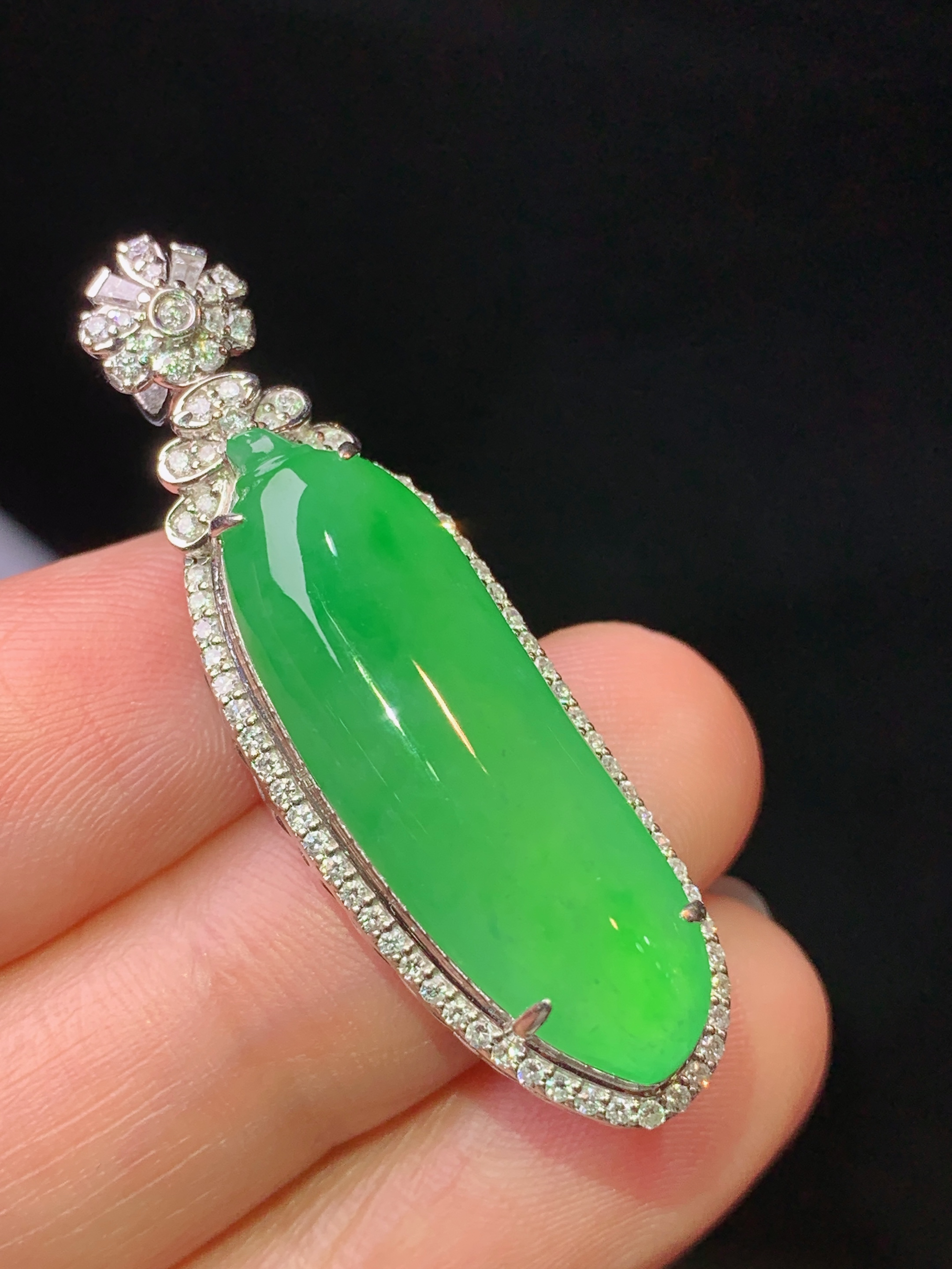 18k金钻镶嵌满绿福瓜吊坠 玉质细腻 色泽艳丽清新 水润亮眼 整体尺寸38.8*12*9L2