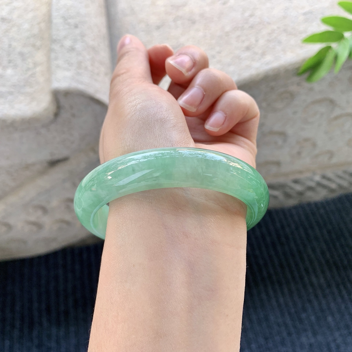 正圈58 59【圈口】59.2/13.8/8.3【万【编码】GF120611【描述】飘绿，水润，种老，细腻，打灯有絮线