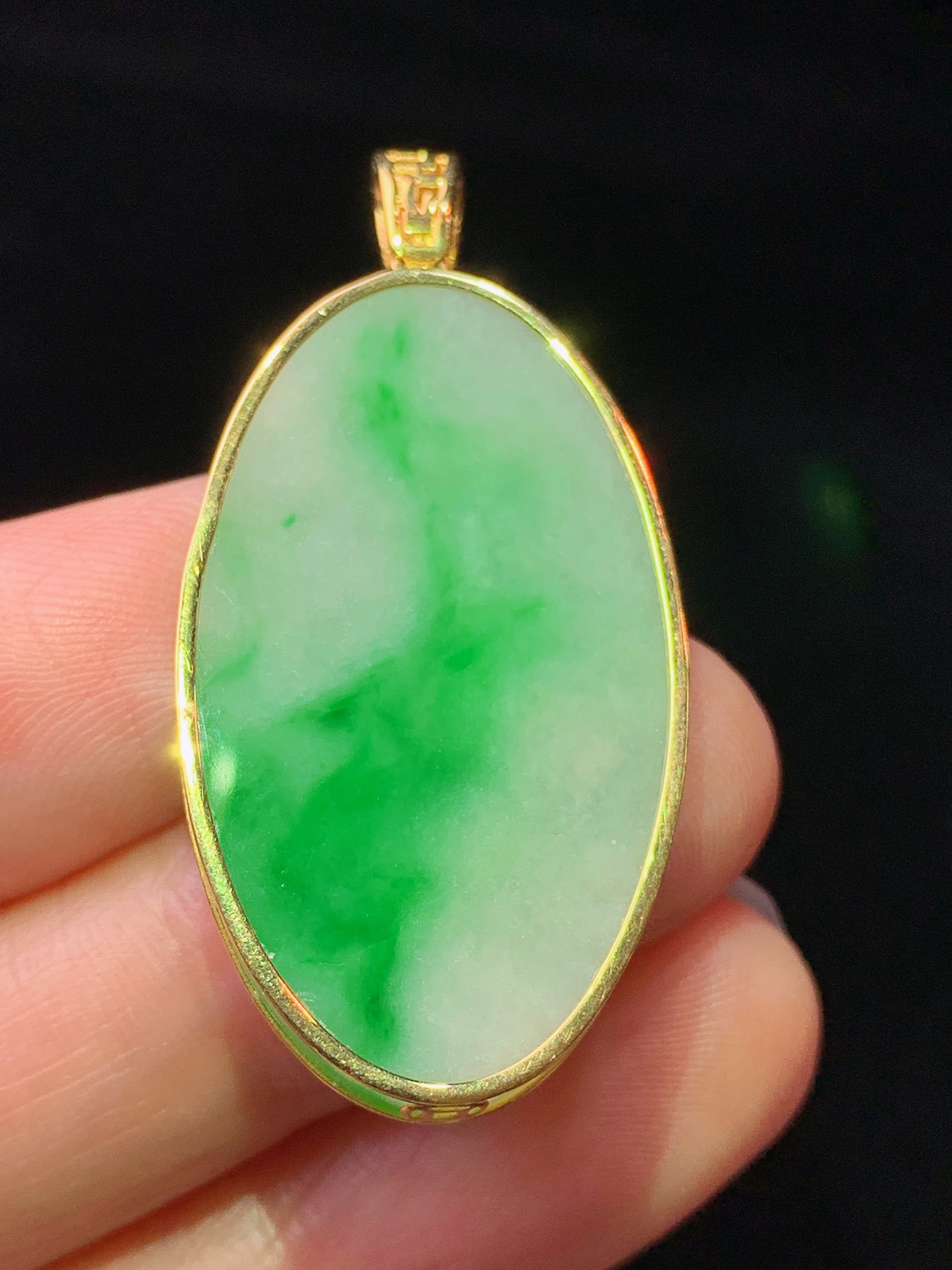 18k金镶嵌飘绿圆牌吊坠 玉质细腻 色泽艳丽清新 水润亮眼 整体尺寸40.3*19.5*3c5