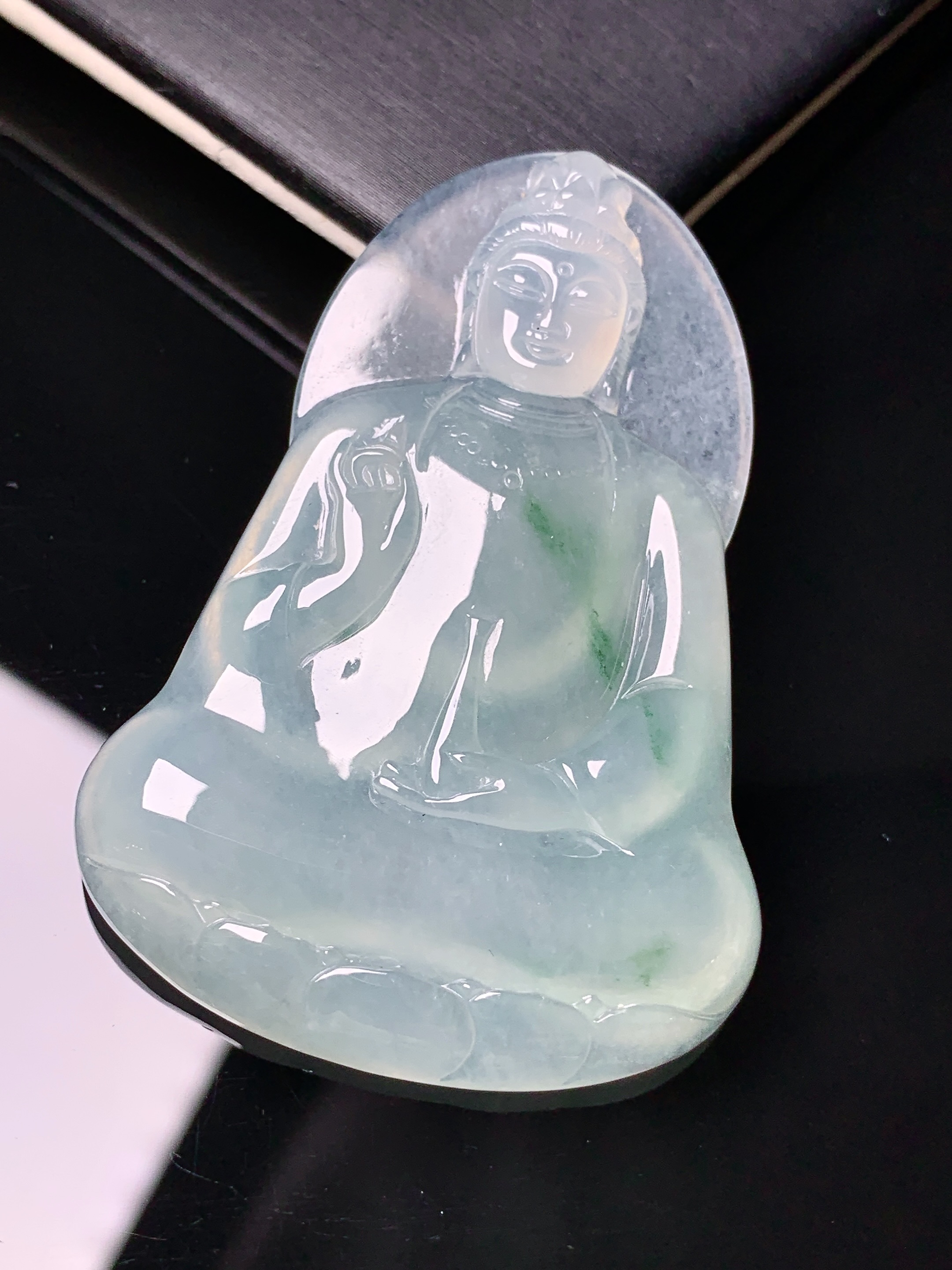 冰种飘绿素衣观音菩萨吊坠 玉质细腻 色泽艳丽清新 水润亮眼 整体尺寸54.3*37.3*5.8a2