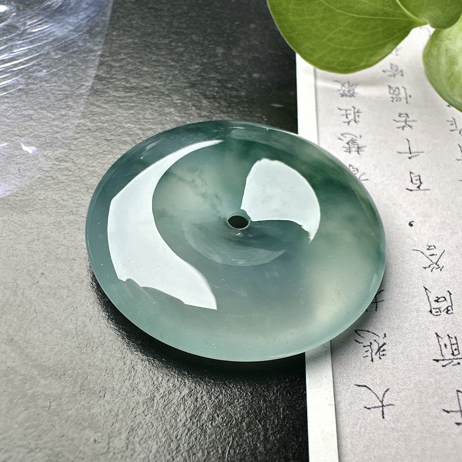 【冰种飘花平安扣】质地非常细腻干净，冰润十足，种老冰透，收藏品质