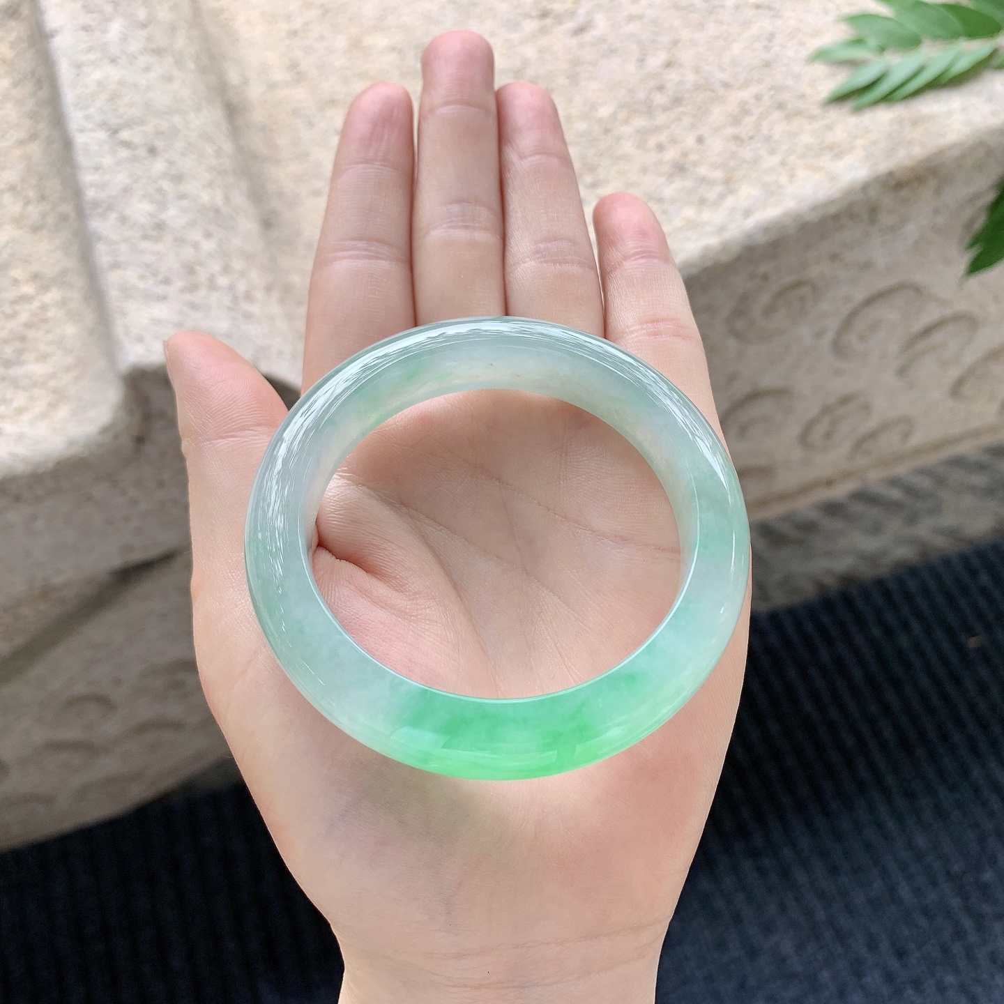 正圈52 53【圈口】53.3/12.3/8.7【编码】GJ040901【描述】冰阳绿，清透，水润，种老，细腻，打灯有棉线