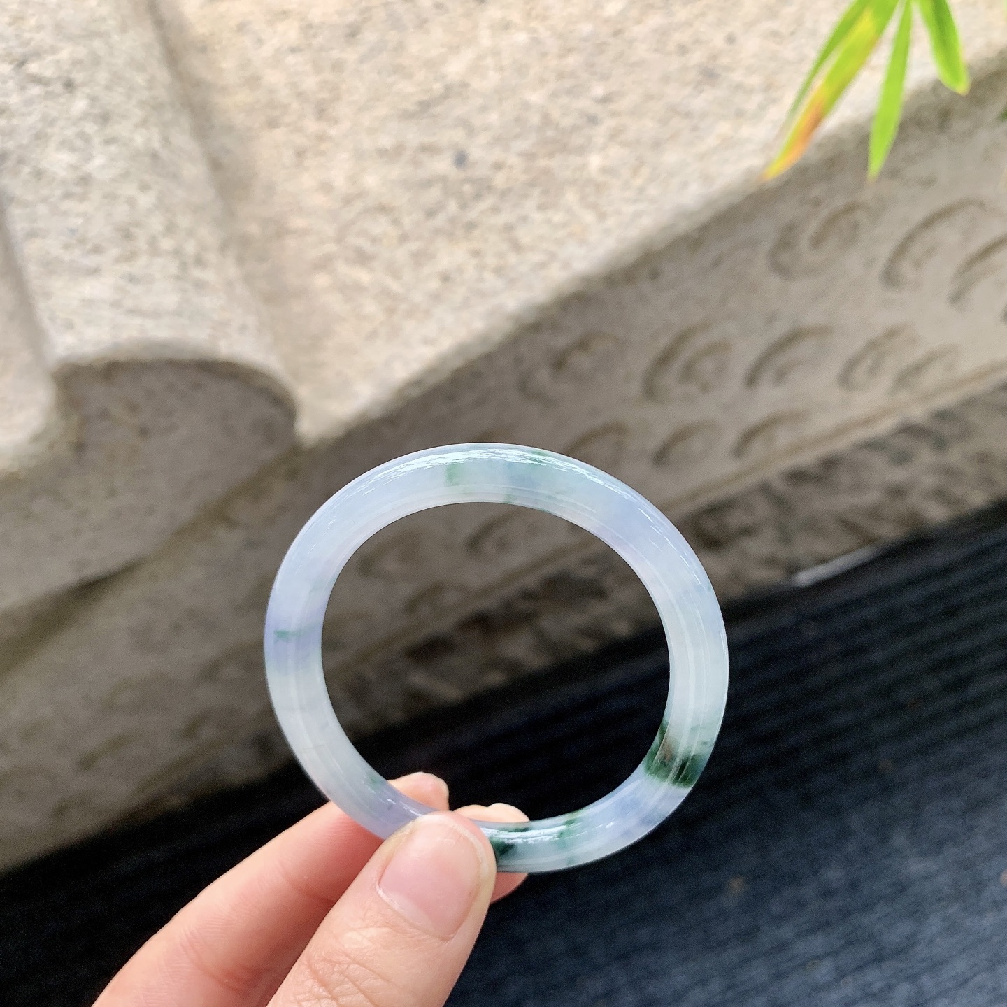 贵妃49 50 【圈口】52.5/44.5/6.7/6.5 【编码】B2041081 【描述】紫罗兰飘花，水润，种老，细腻，打灯有纹线