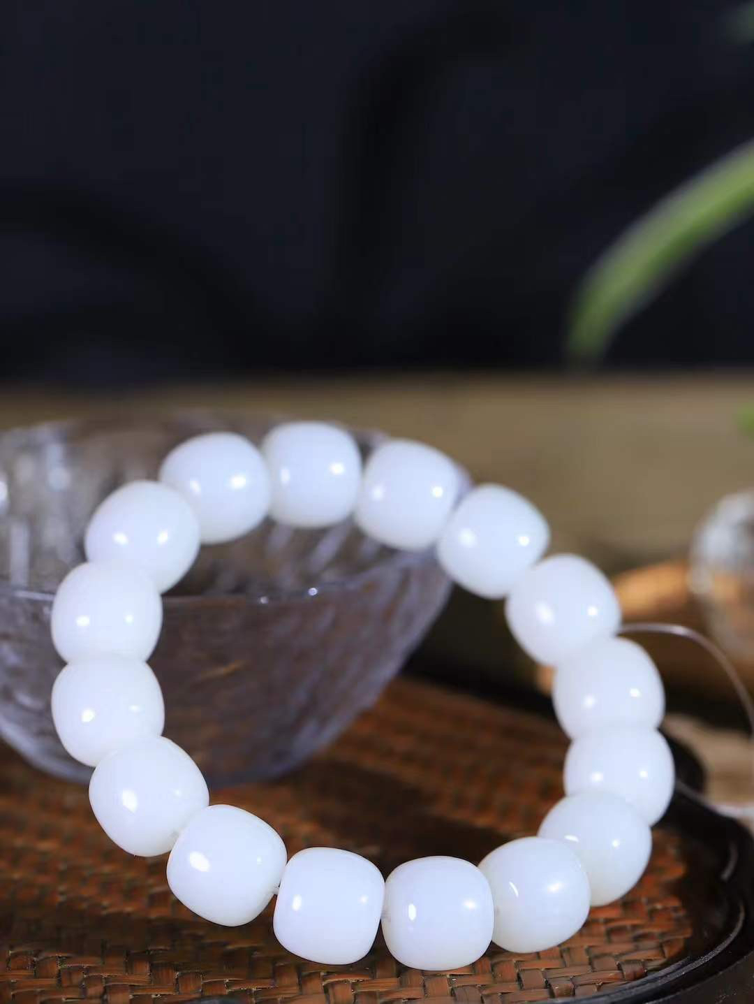 （老型珠.手串）

货头精选  和田玉白玉老型珠手串，玉质细腻油润 饱满光滑 质朴无华，悠远简单，人心境界远，百世修炼深，心灵常驻善意持，觉悟人生百世修  重75.2克    尺寸取一12.9-14mm    1040868T