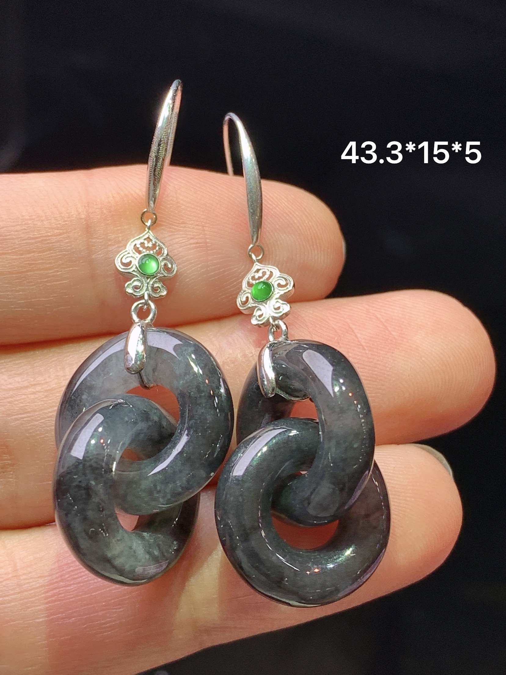 18k金钻镶嵌乌鸡环环相扣耳坠 玉质细腻 色泽艳丽清新 水润亮眼 整体尺寸43.3*15*5c5