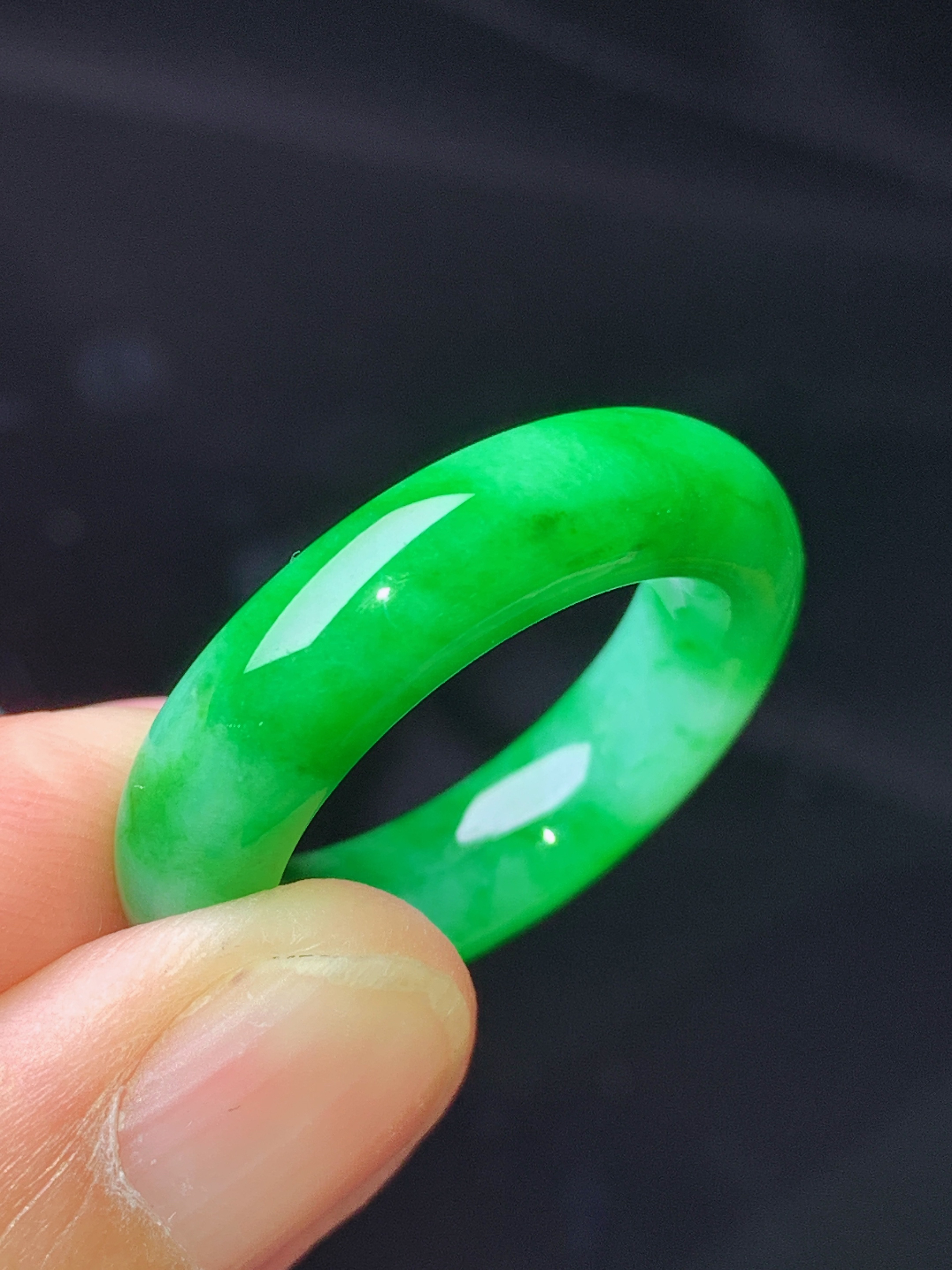 满绿指环吊坠 玉质细腻 色泽艳丽清新 水润亮眼 圈口15 整体尺寸26.3*5.6x1