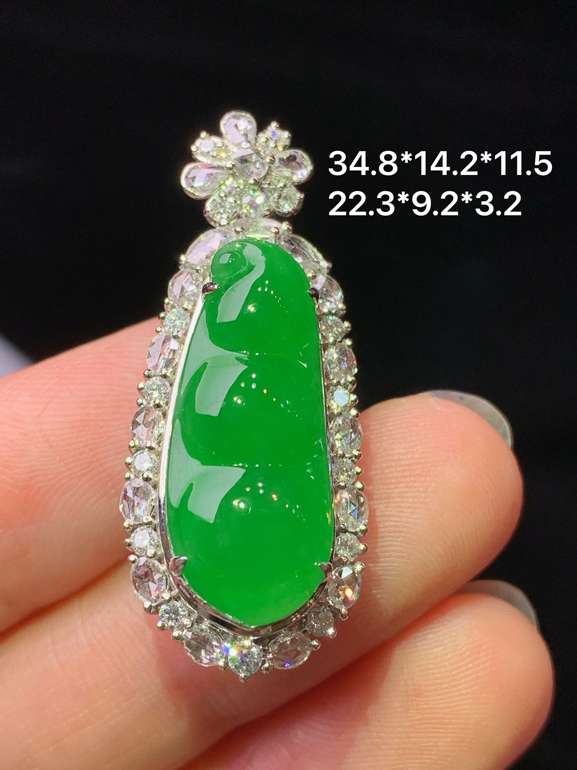 18k金钻镶嵌满绿四季豆吊坠 玉质细腻 色泽艳丽清新 水润亮眼 整体尺寸34.8*14.2*11.5h1