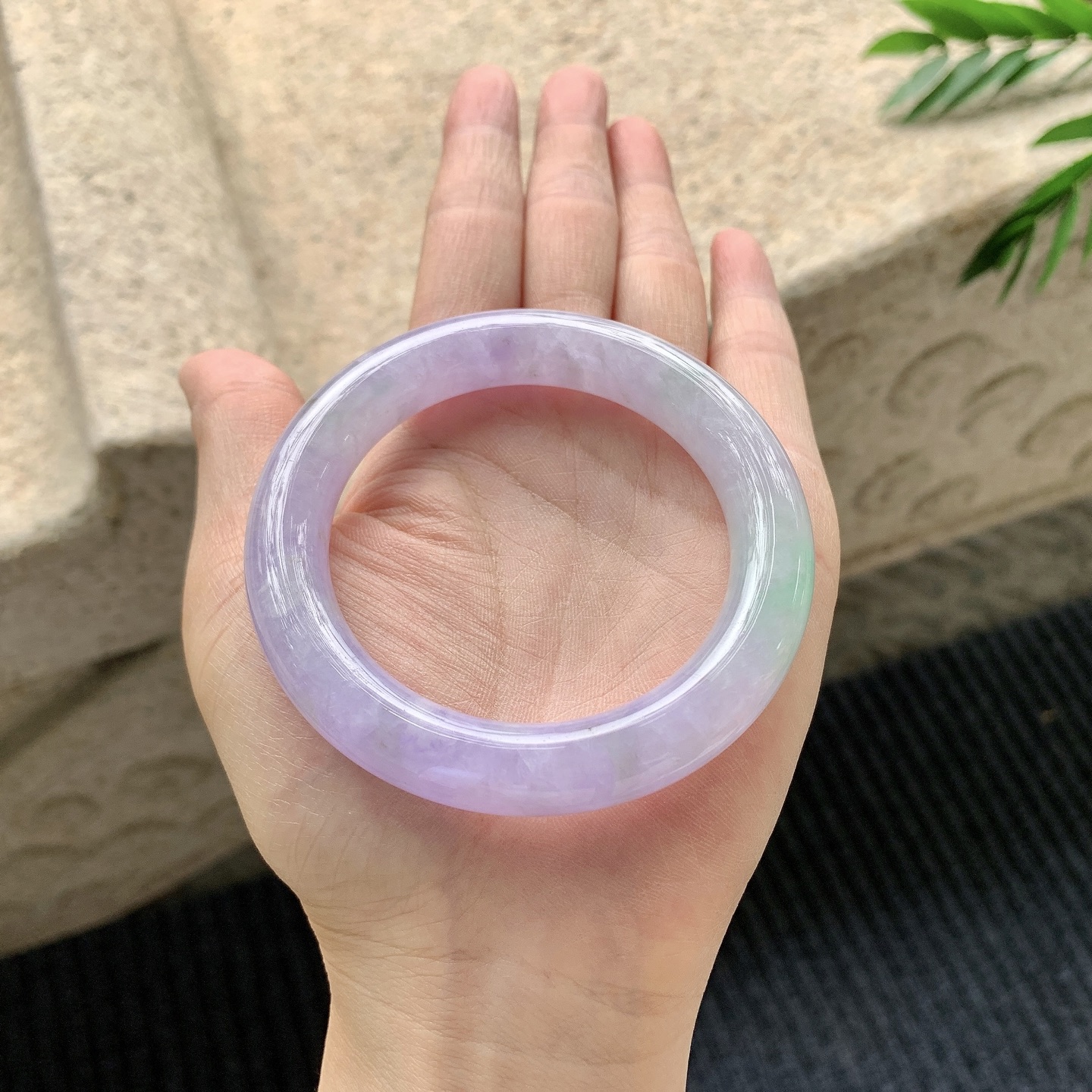 圆条51 52【圈口】52.8/10.3/10.6【编码】BA040908【描述】艳紫飘绿，水润，种老，细腻，有纹线