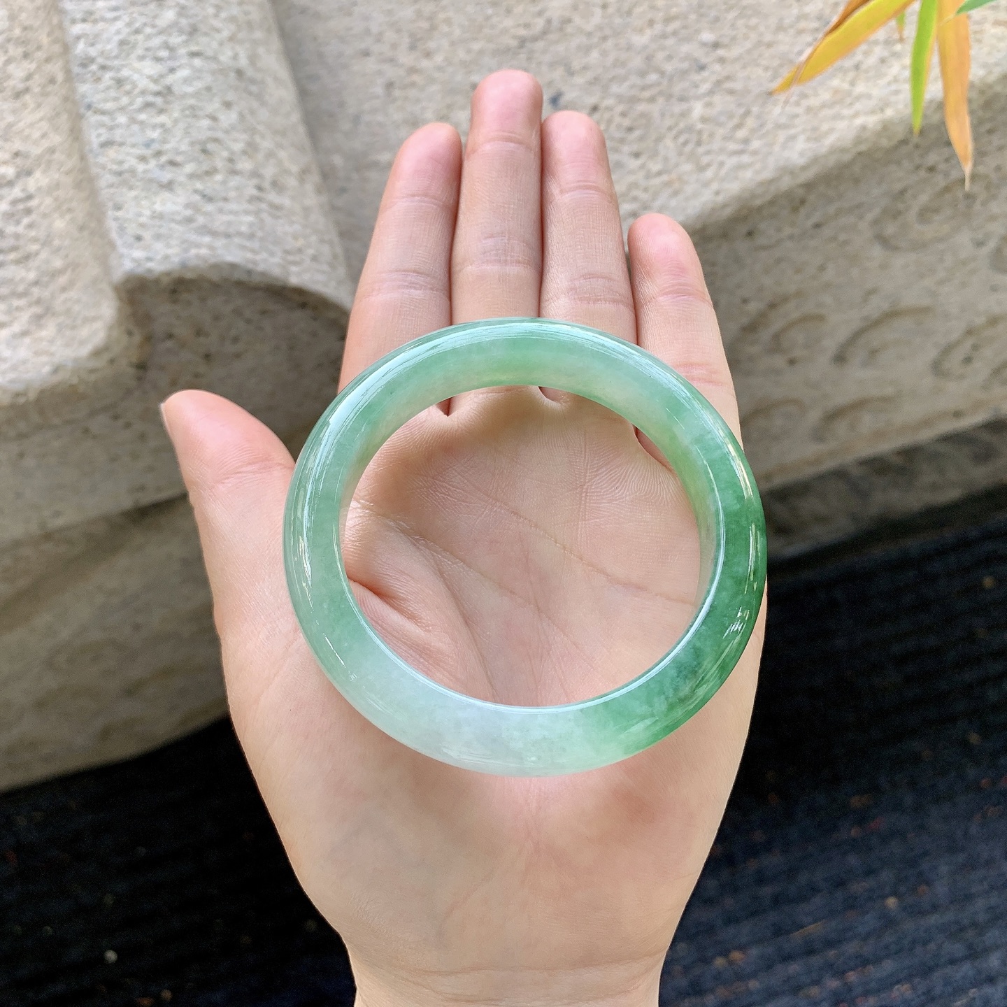 正圈53 54【圈口】54.3/12.5/8.4【编码】YT011951【描述】糯冰飘绿，水润，种老