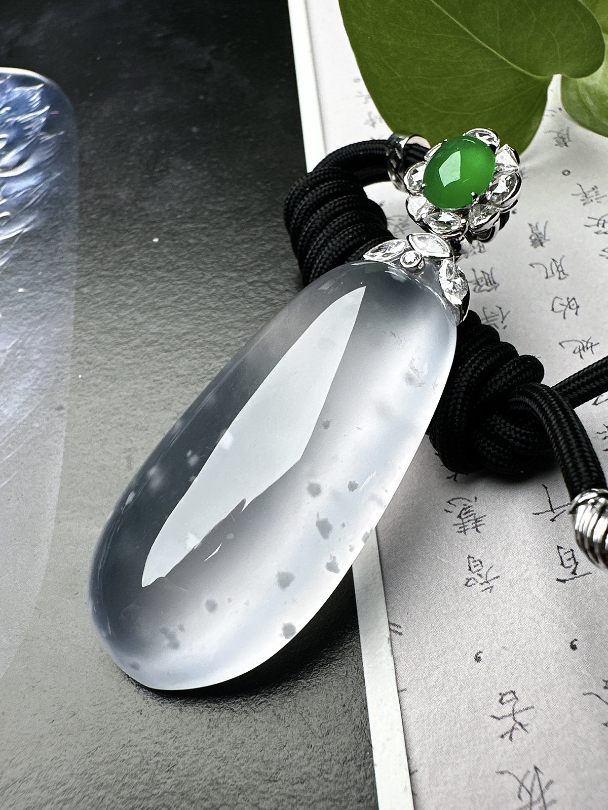 【玻璃种福瓜吊坠】雪花棉老料，种水上乘，晶莹剔透，纯净通透，莹光感很强。收藏品质，18k金钻镶嵌，裸石尺寸46*22.5*10.8毫米