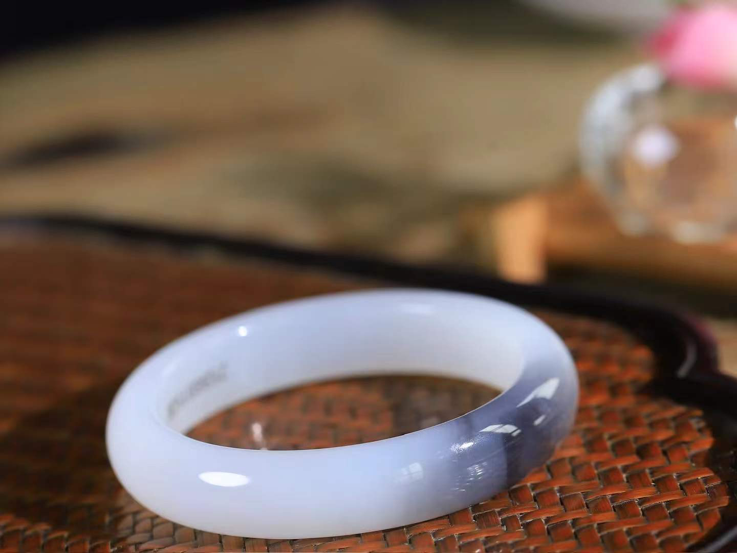 【腕间柔情.手镯】   

精品和田玉白玉烟紫双色手镯 玉质温润细腻 油性十足 古朴秀雅 轻抚岁月的栏杆软香温玉，腕间玉镯轻轻晃动，令人情动心间，撷一缕月末的芬芳，把心思铺陈，时光静美，惟有你最温柔。重41克   尺寸50.5-12.3-7.7mm  4640755A